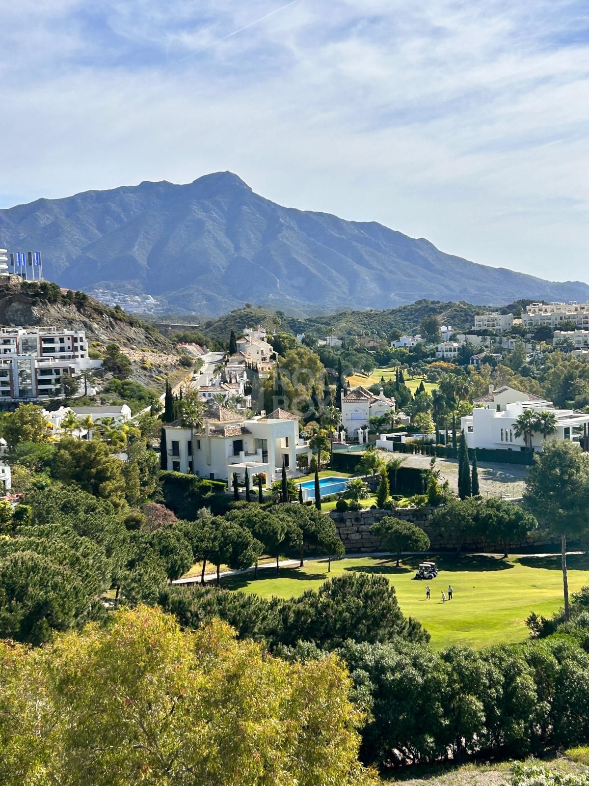 Elegant three bedroom, apartment located in a gated community of La Quinta Golf, Benahavis