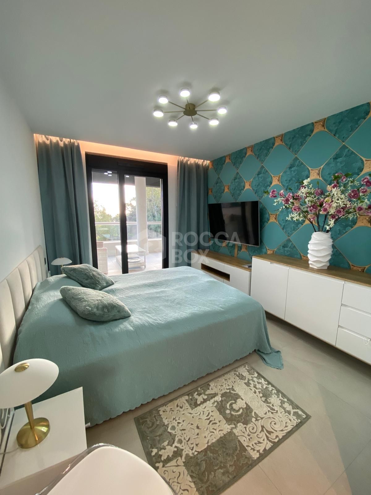 Elegant three bedroom, apartment located in a gated community of La Quinta Golf, Benahavis