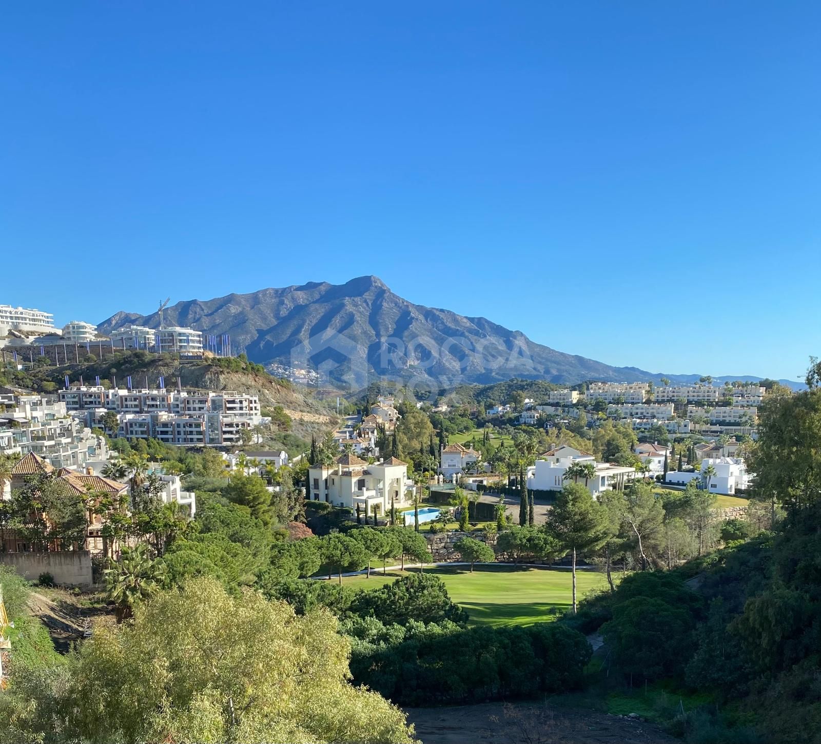 Elegant three bedroom, apartment located in a gated community of La Quinta Golf, Benahavis
