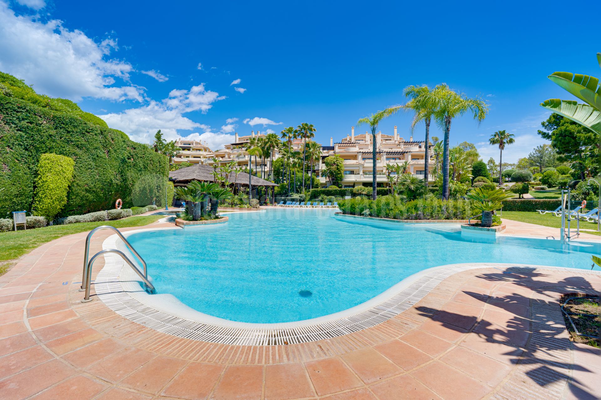 Apartamento Planta Baja en Los Capanes del Golf, Benahavis