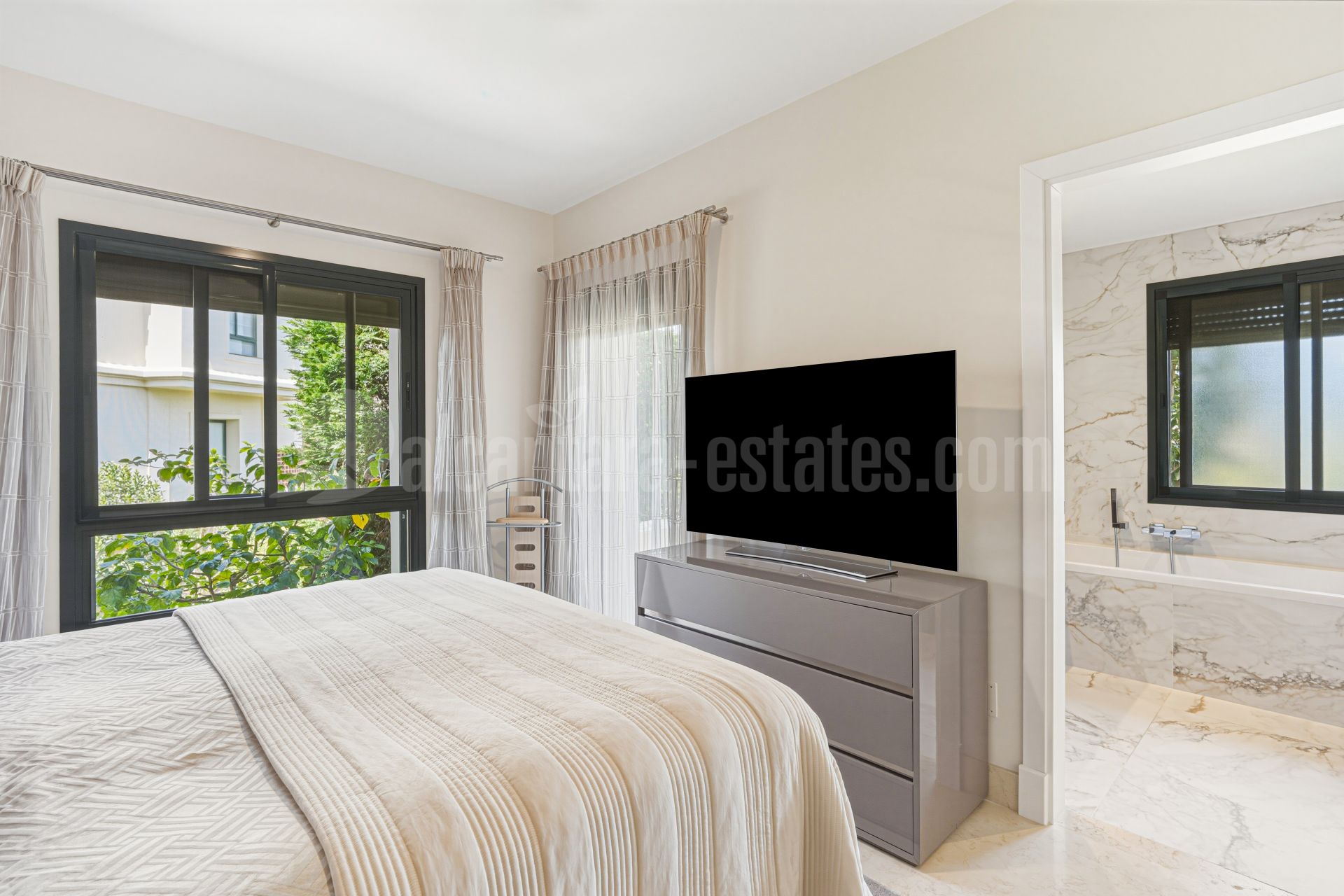 Apartamento Planta Baja en Los Capanes del Golf, Benahavis