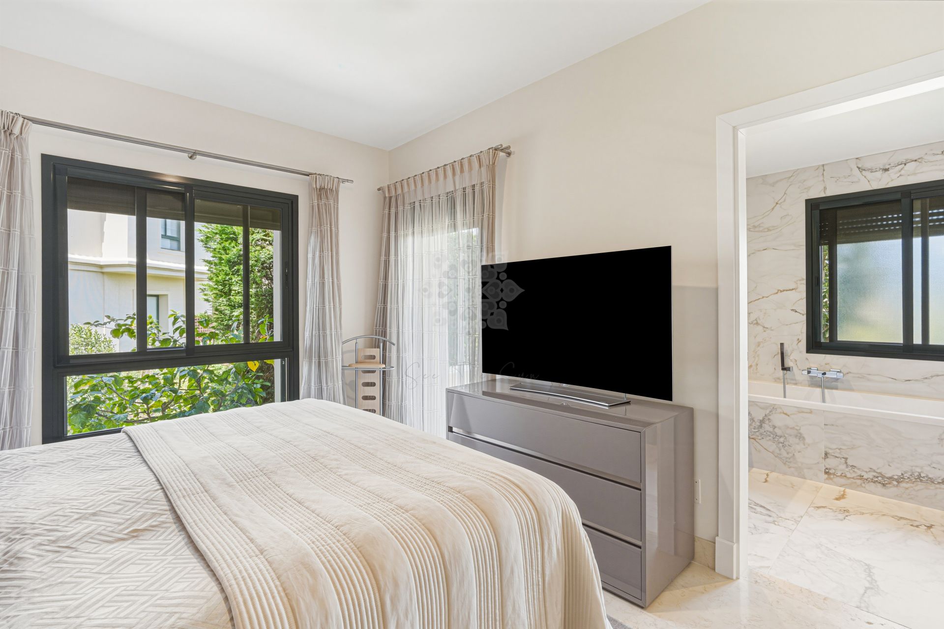 Ground Floor Apartment in Los Capanes del Golf, Benahavis