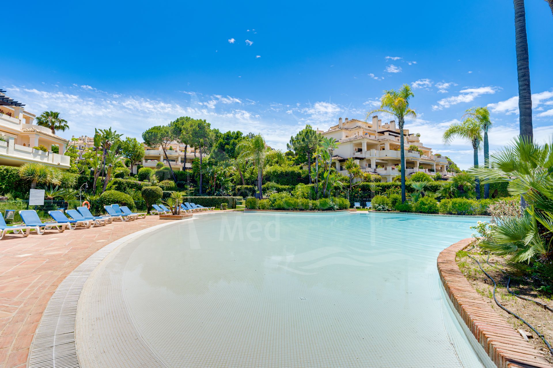 Spectacular two-bedroom, elevated ground-floor apartment in the prestigious gated community of Capanes del Golf, Benahavis