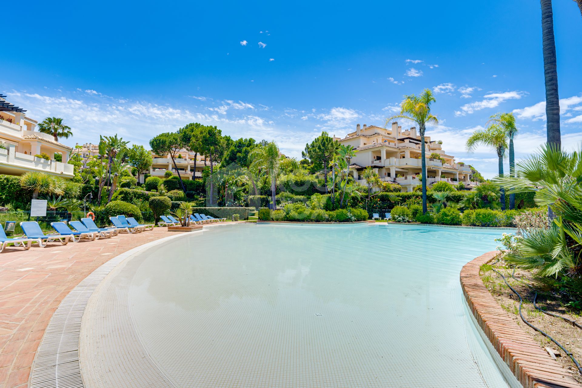 Spectacular two-bedroom, elevated ground-floor apartment in the prestigious gated community of Capanes del Golf, Benahavis