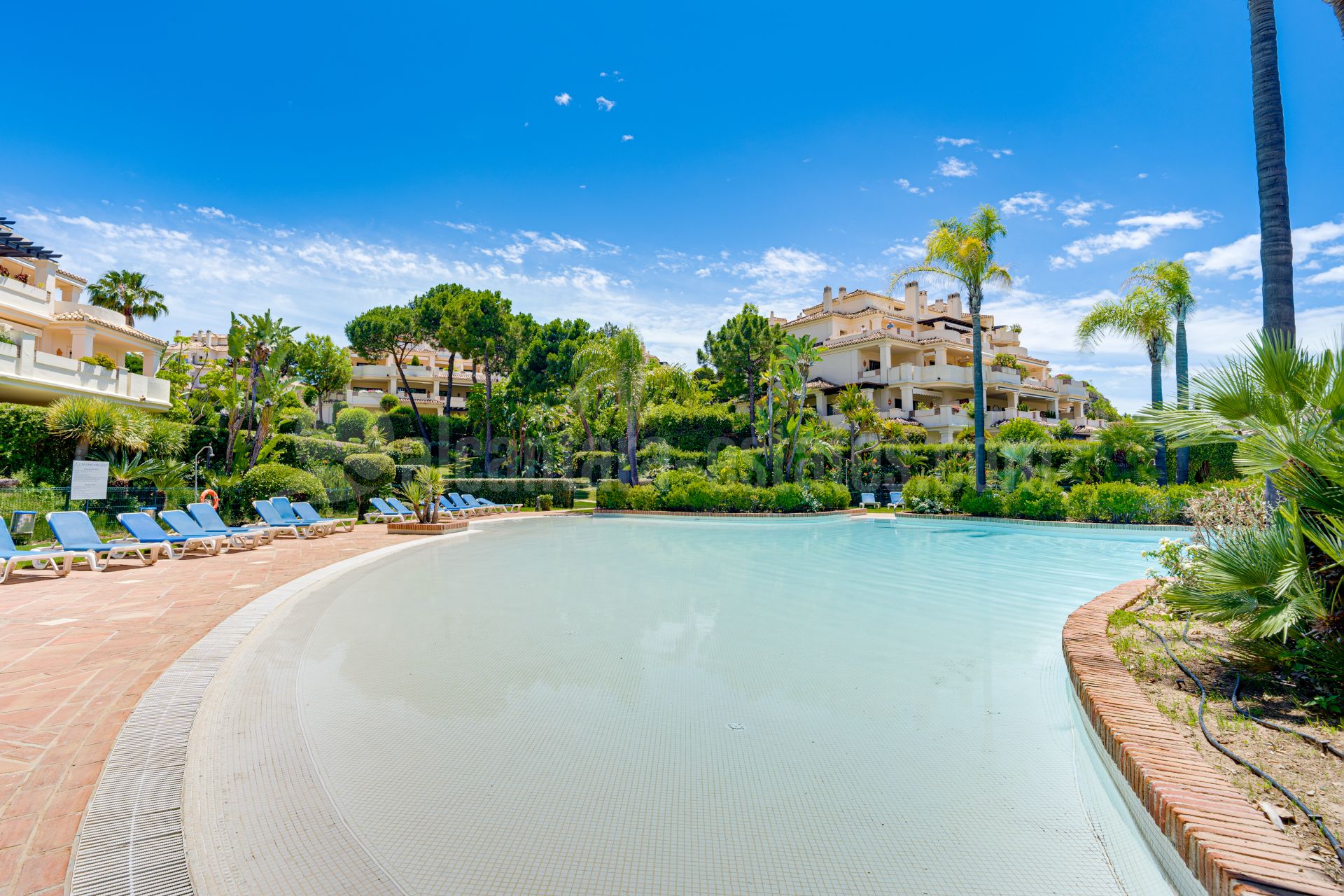 Apartamento Planta Baja en Los Capanes del Golf, Benahavis