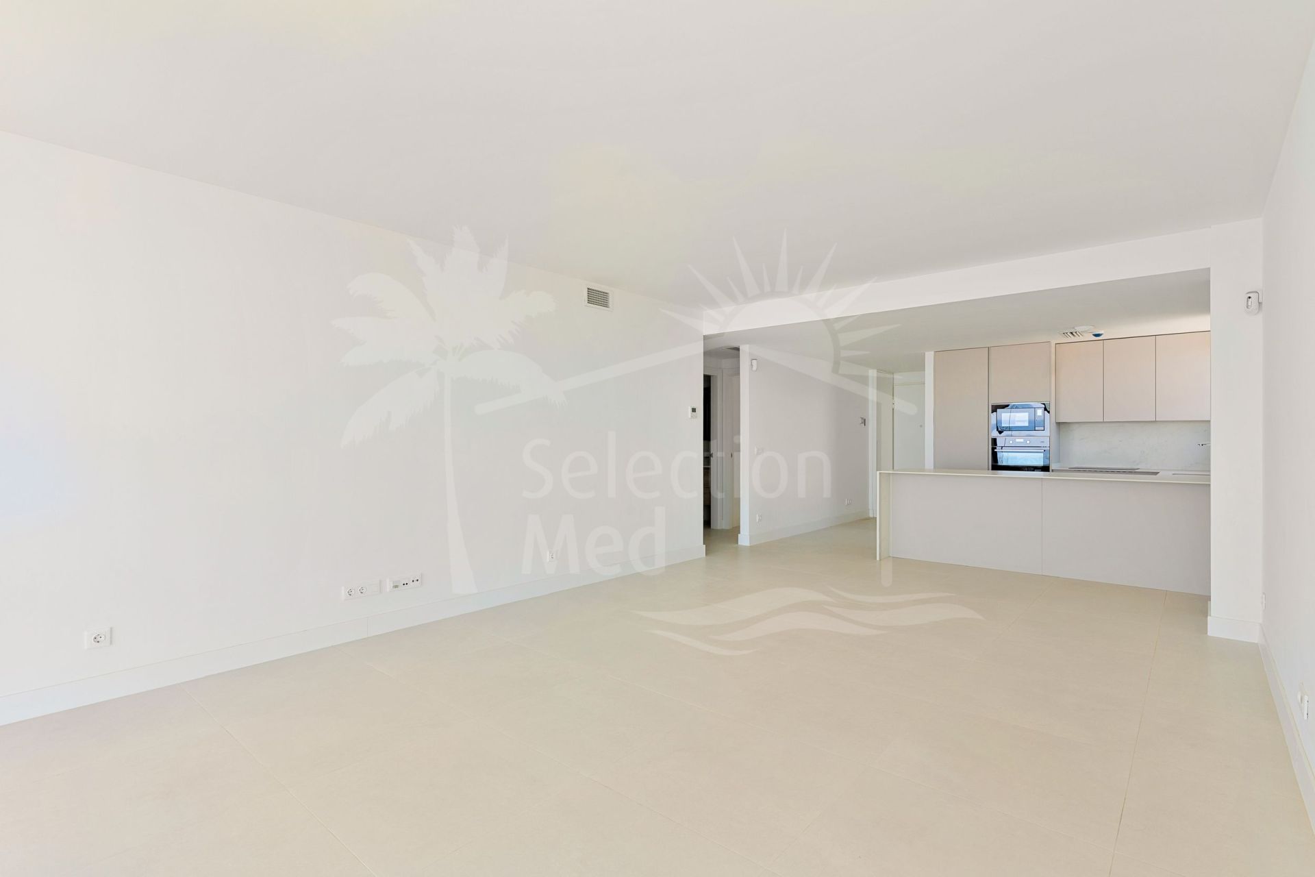Bright and spacious three bedroom south facing apartment located in the sought-after area of El Higuerón, Fuengirola