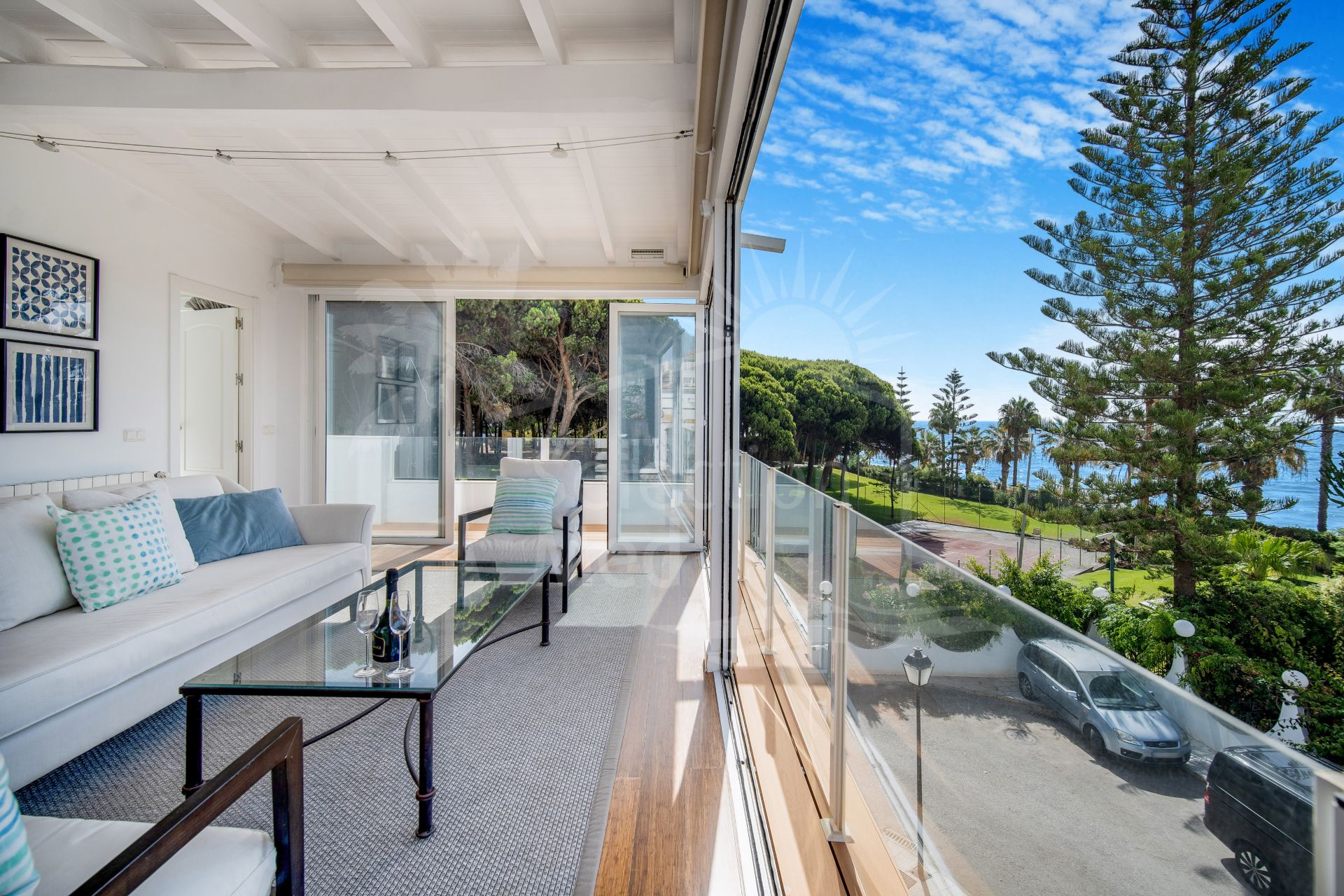 Hermosa playa de primera línea, casa de cuatro dormitorios en la prestigiosa comunidad de Marbellamar, en Marbella Milla de Oro