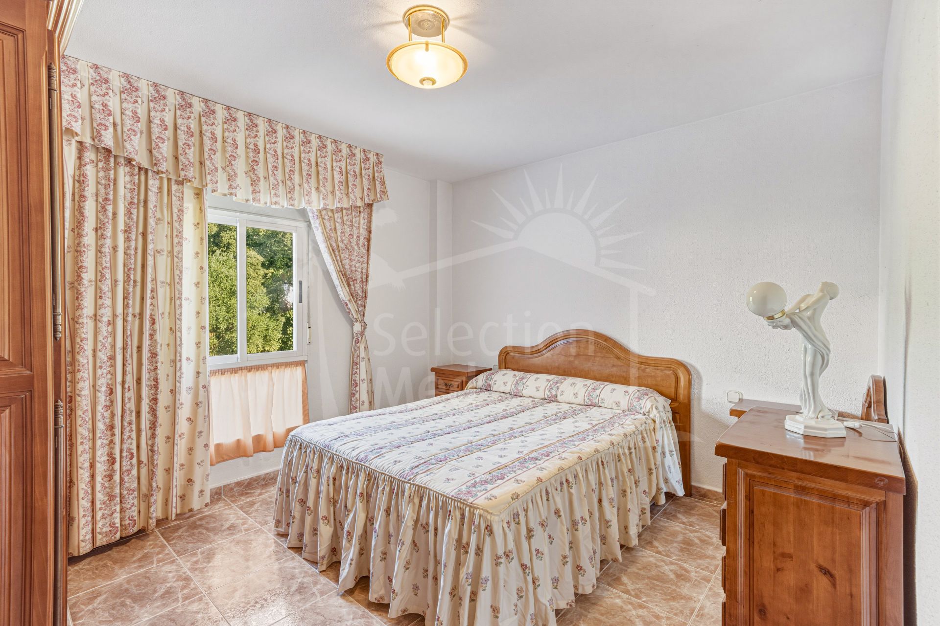 Fantastic reform opportunity! Southwest-facing three-bedroom apartment located in the gated community of Parque Elviria, Marbella