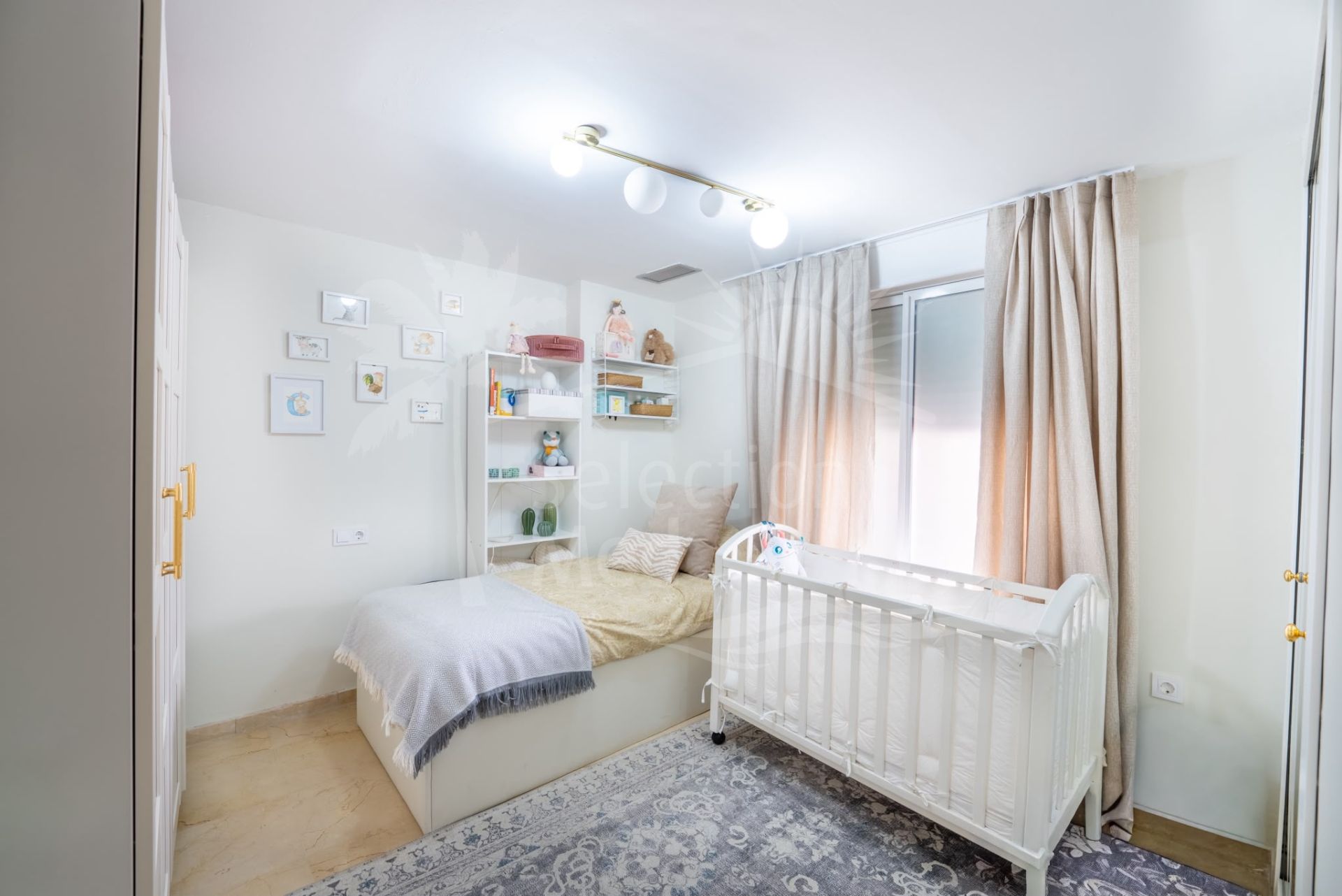 Bright and spacious, two bedroom apartment located in the sought-after community of Campos de Guadalmina, Guadalmina Alta.