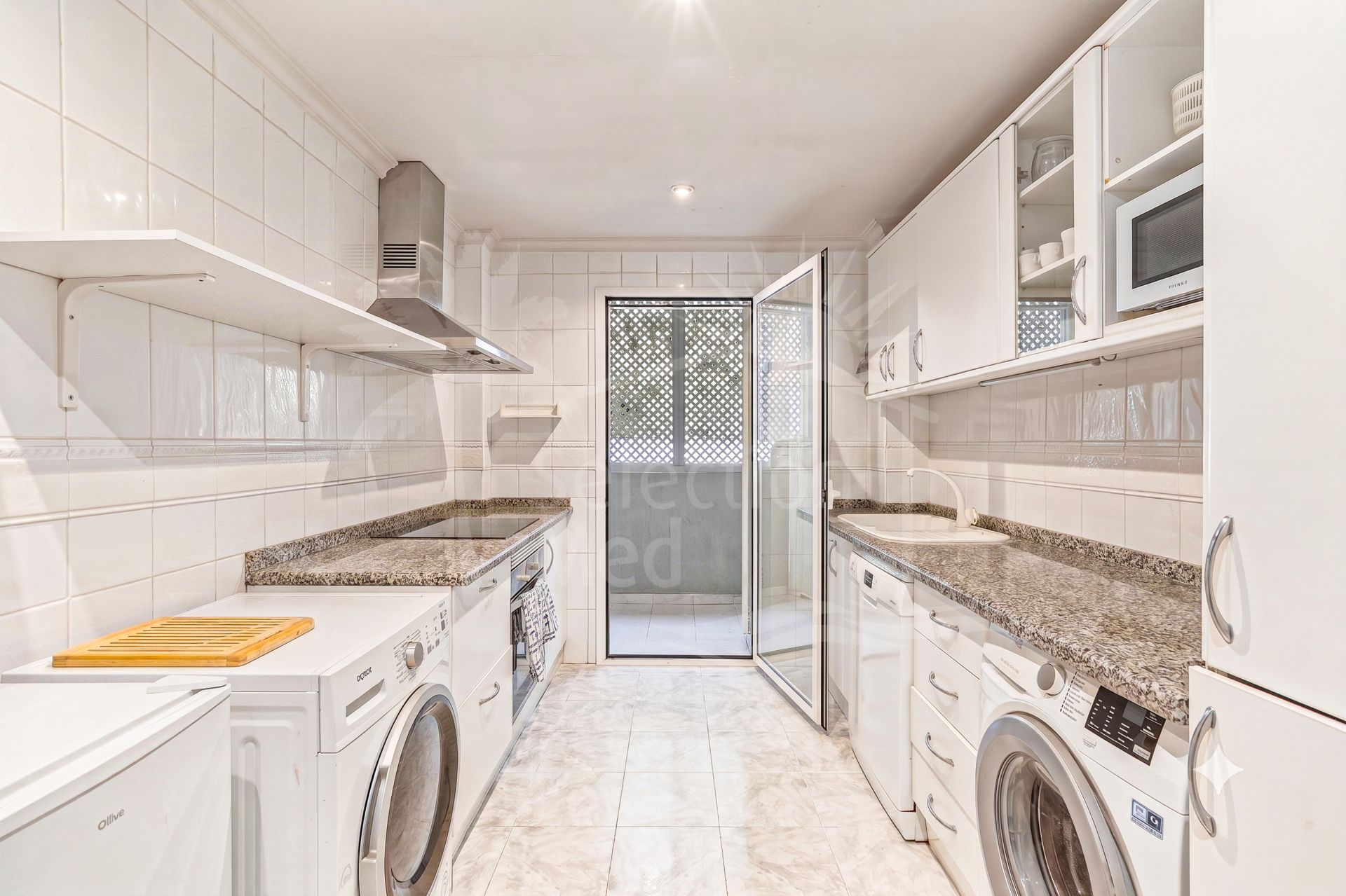 Luminoso y espacioso apartamento en planta baja de tres dormitorios situado en la urbanización de Golden Beach en Elviria