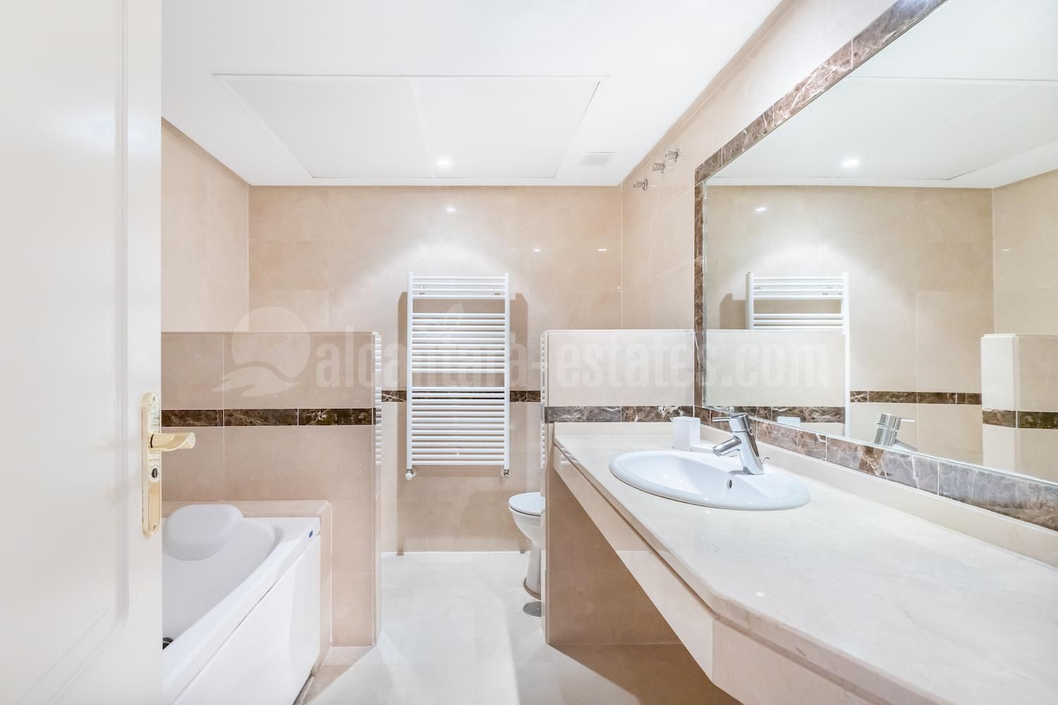 Apartamento Planta Baja en Atalaya de Rio Verde, Marbella