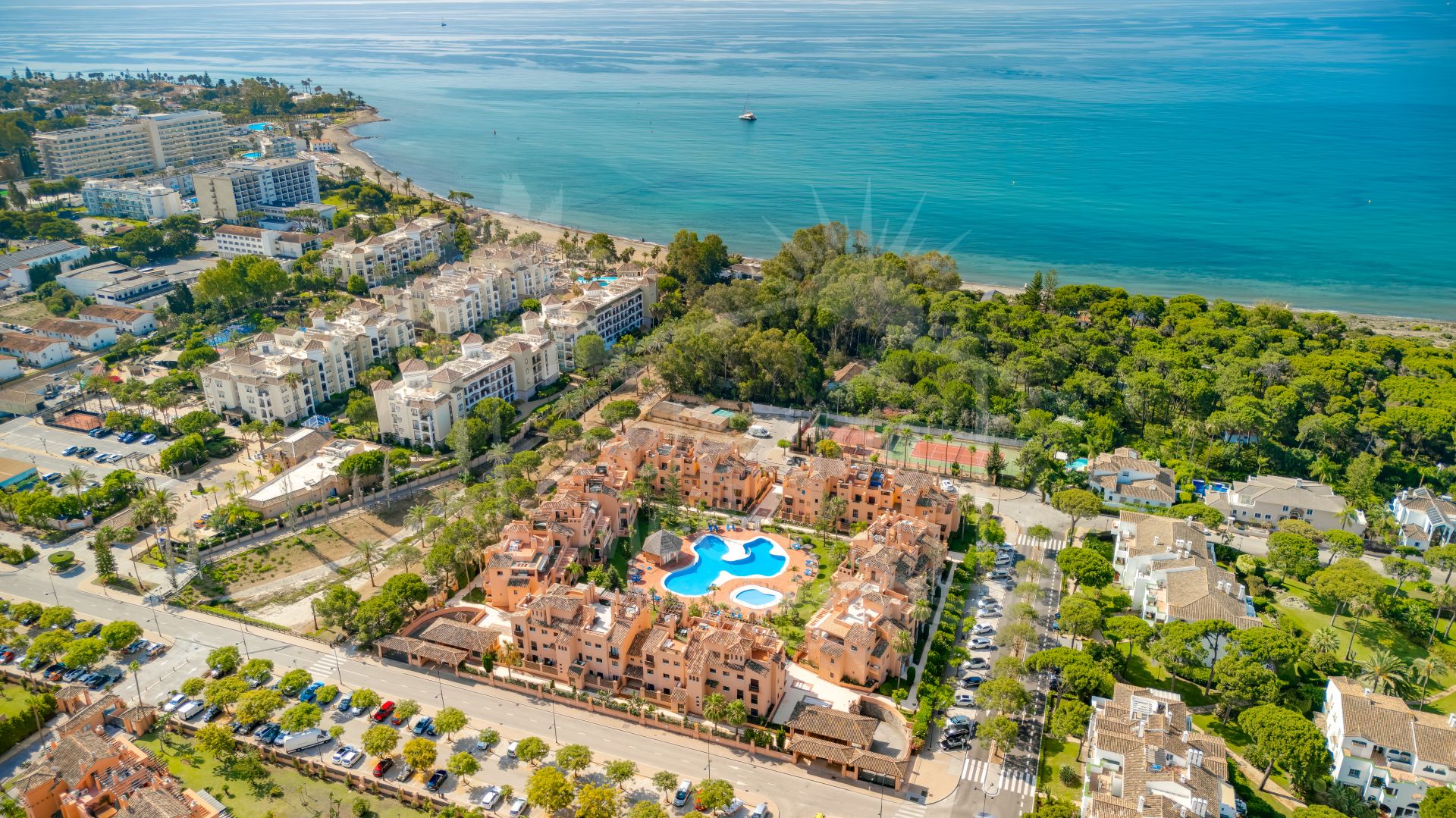Impresionante orientada al sur, cuatro dormitorios, ático dúplex, situado en una comunidad de Estepona