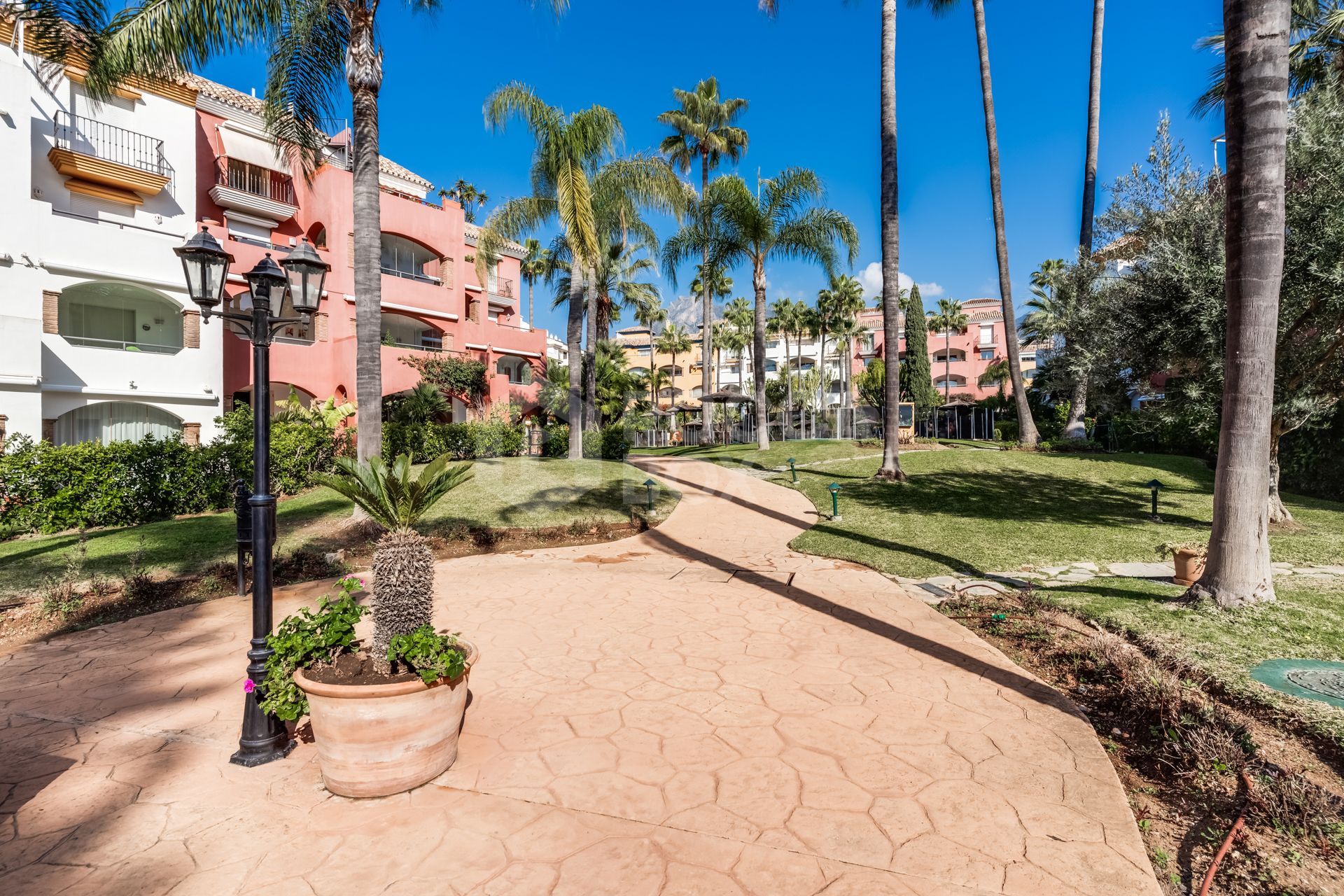 Elegant two bedroom, south-west facing apartment in the gated community El Infantado on Marbella’s Golden Mile