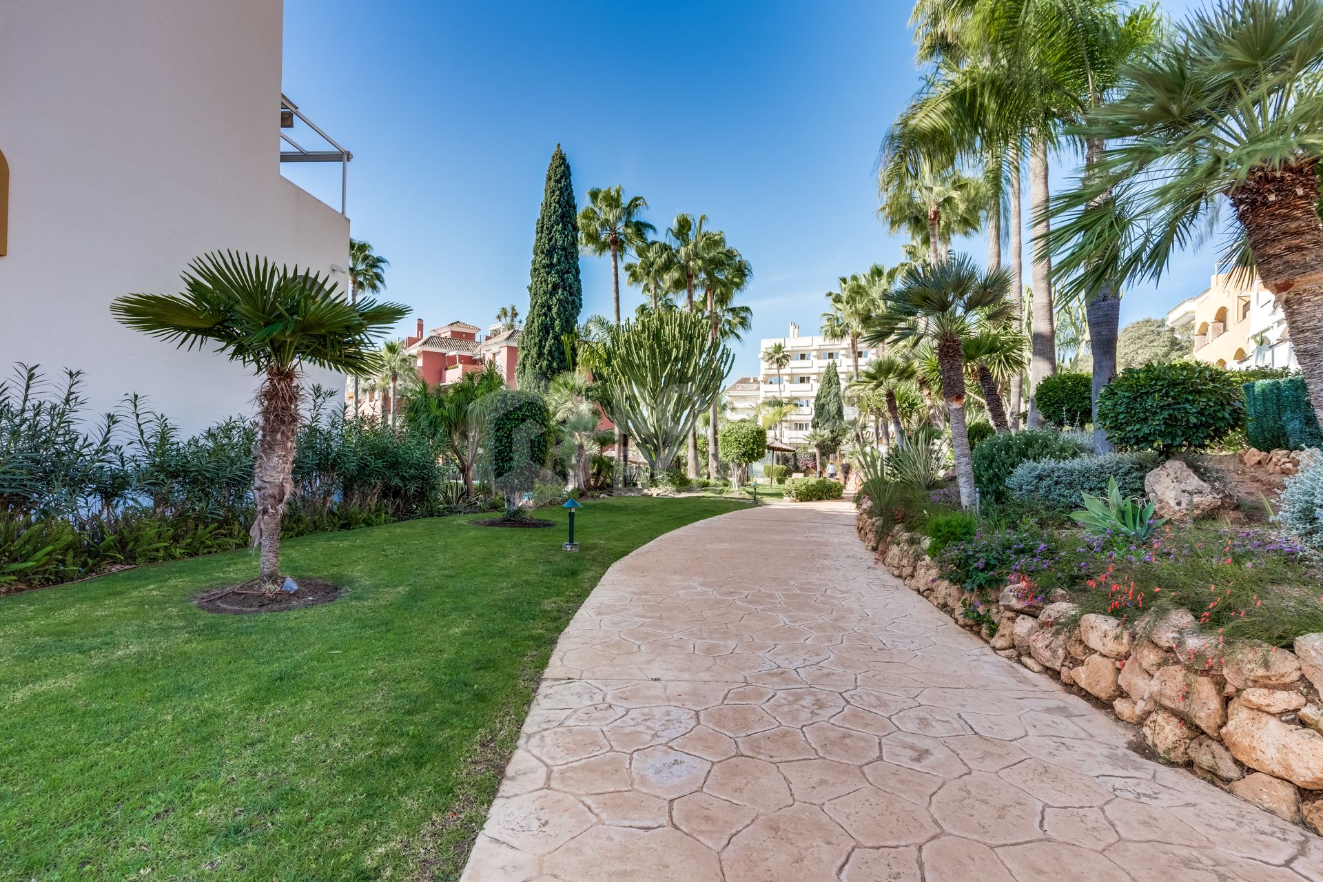 Elegant two bedroom, south-west facing apartment in the gated community El Infantado on Marbella’s Golden Mile