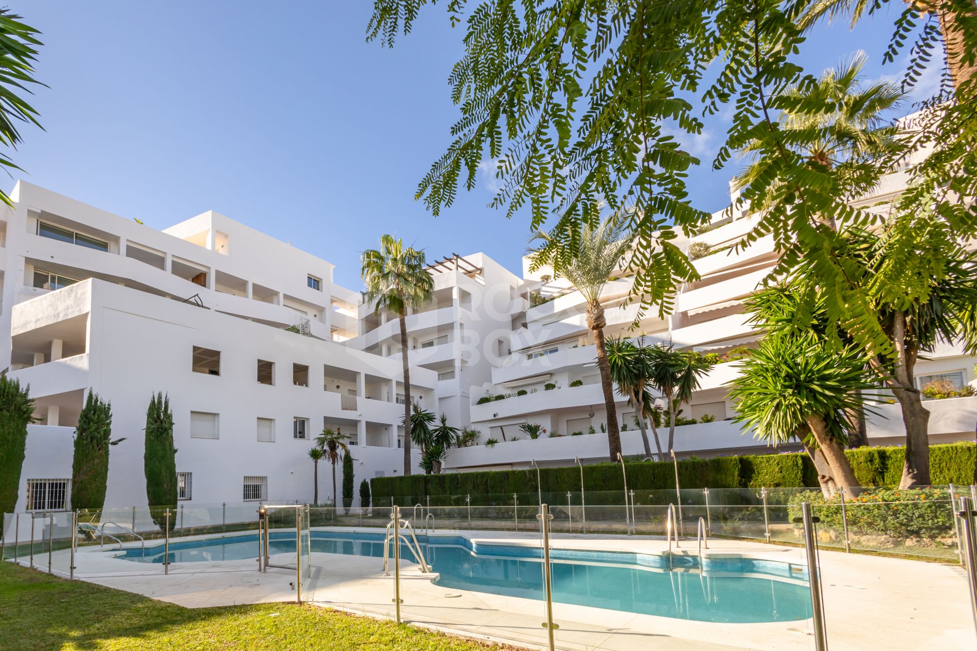 Beautifully reformed two bedroom apartment in the gated community of Jardines de Andalucía, Nueva Andalucia with sea views