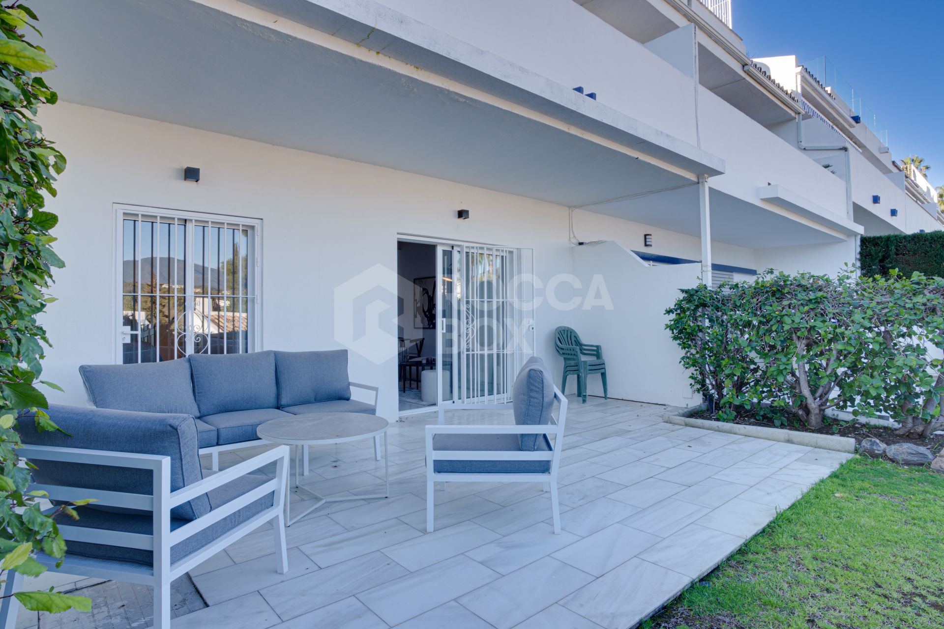 Beautiful three bedroom groundfloor apartment located in the gated community of Los Dragos, Nueva Andalucia.