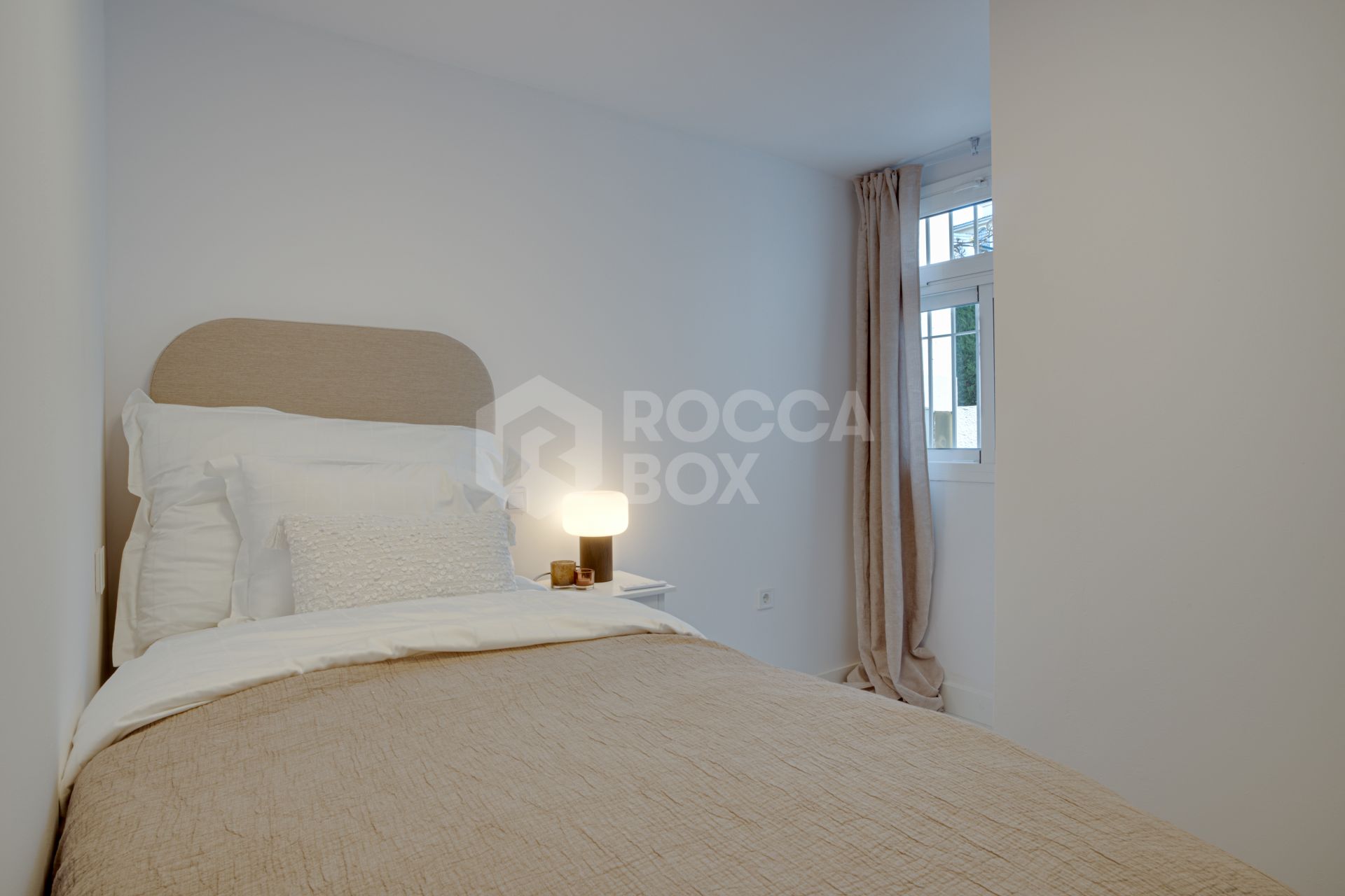 Beautiful three bedroom groundfloor apartment located in the gated community of Los Dragos, Nueva Andalucia.