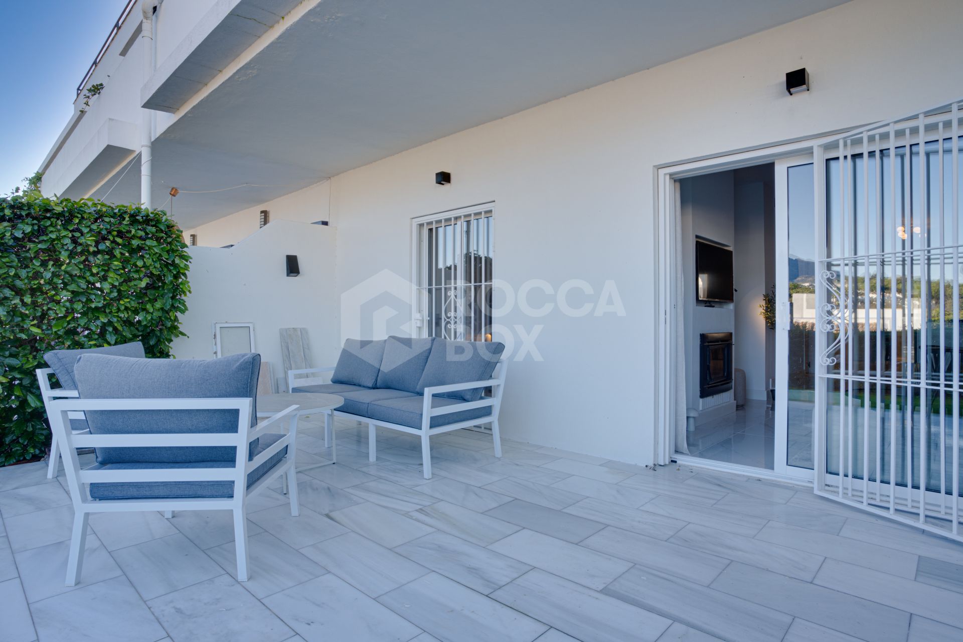 Beautiful three bedroom groundfloor apartment located in the gated community of Los Dragos, Nueva Andalucia.