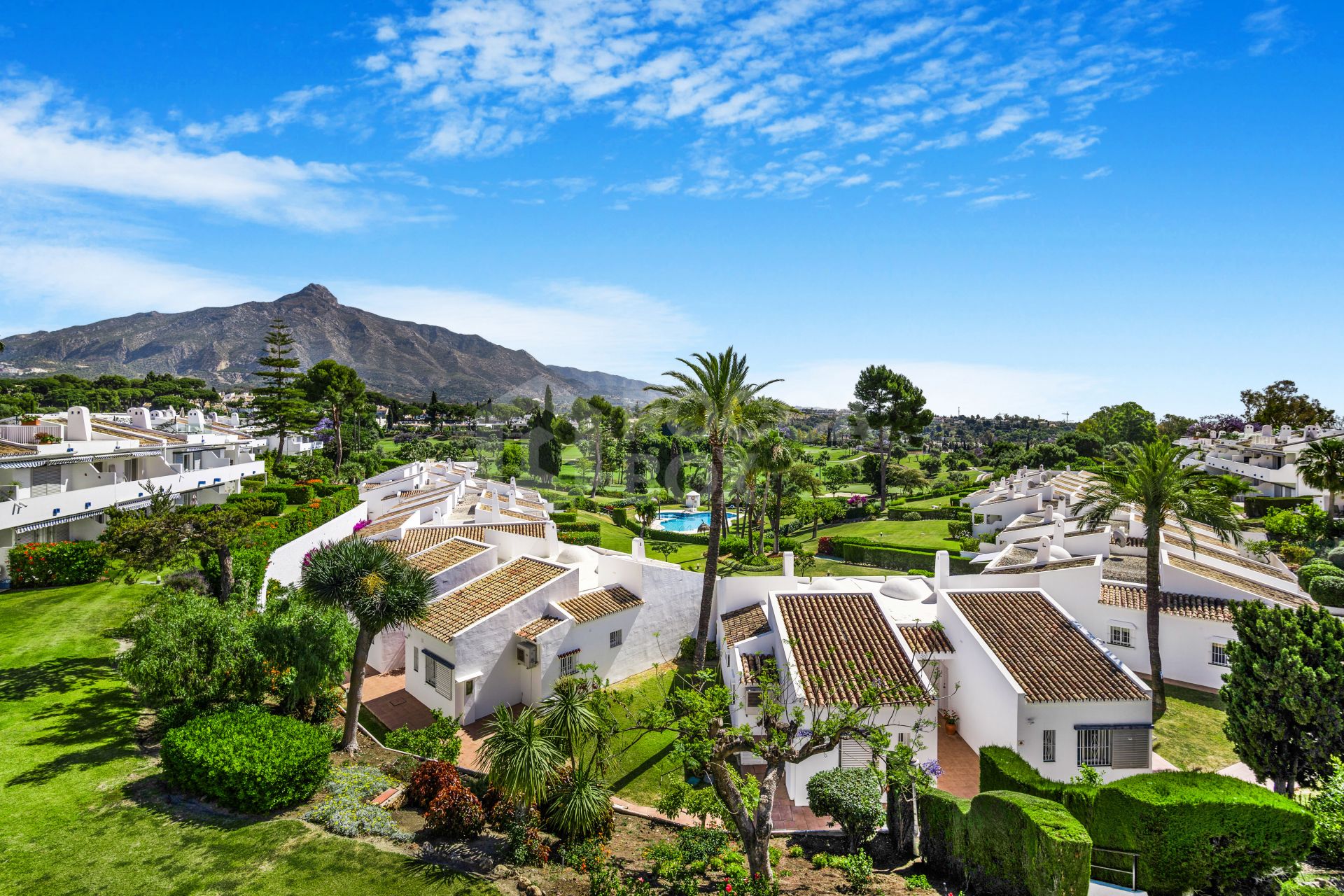 Beautiful three bedroom groundfloor apartment located in the gated community of Los Dragos, Nueva Andalucia.