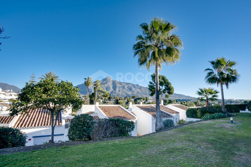 Beautiful three bedroom groundfloor apartment located in the gated community of Los Dragos, Nueva Andalucia.