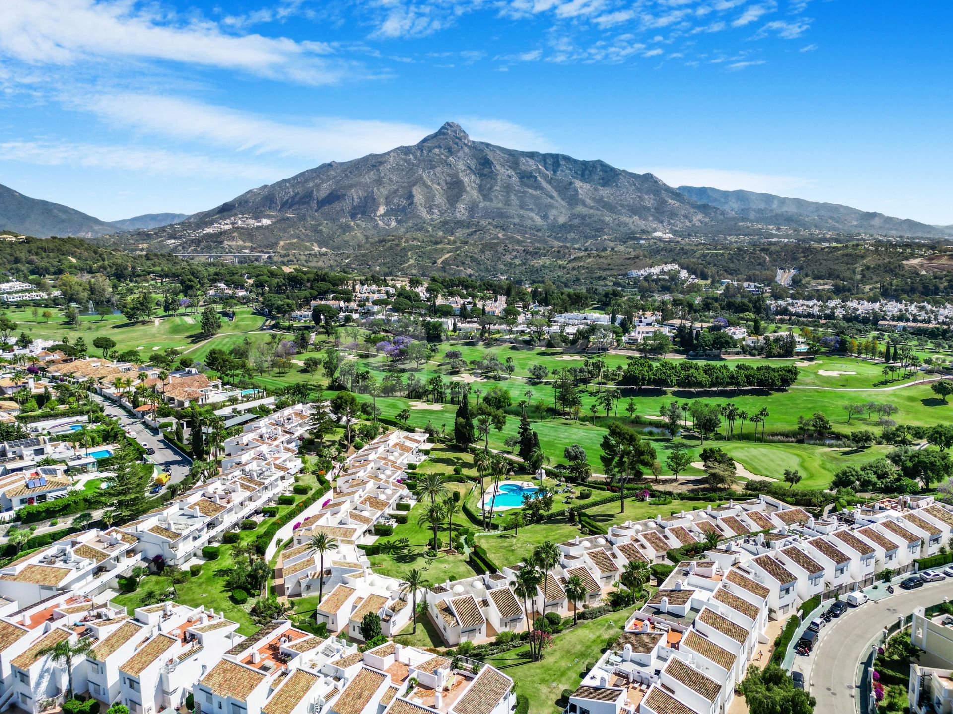 Beautiful three bedroom groundfloor apartment located in the gated community of Los Dragos, Nueva Andalucia.