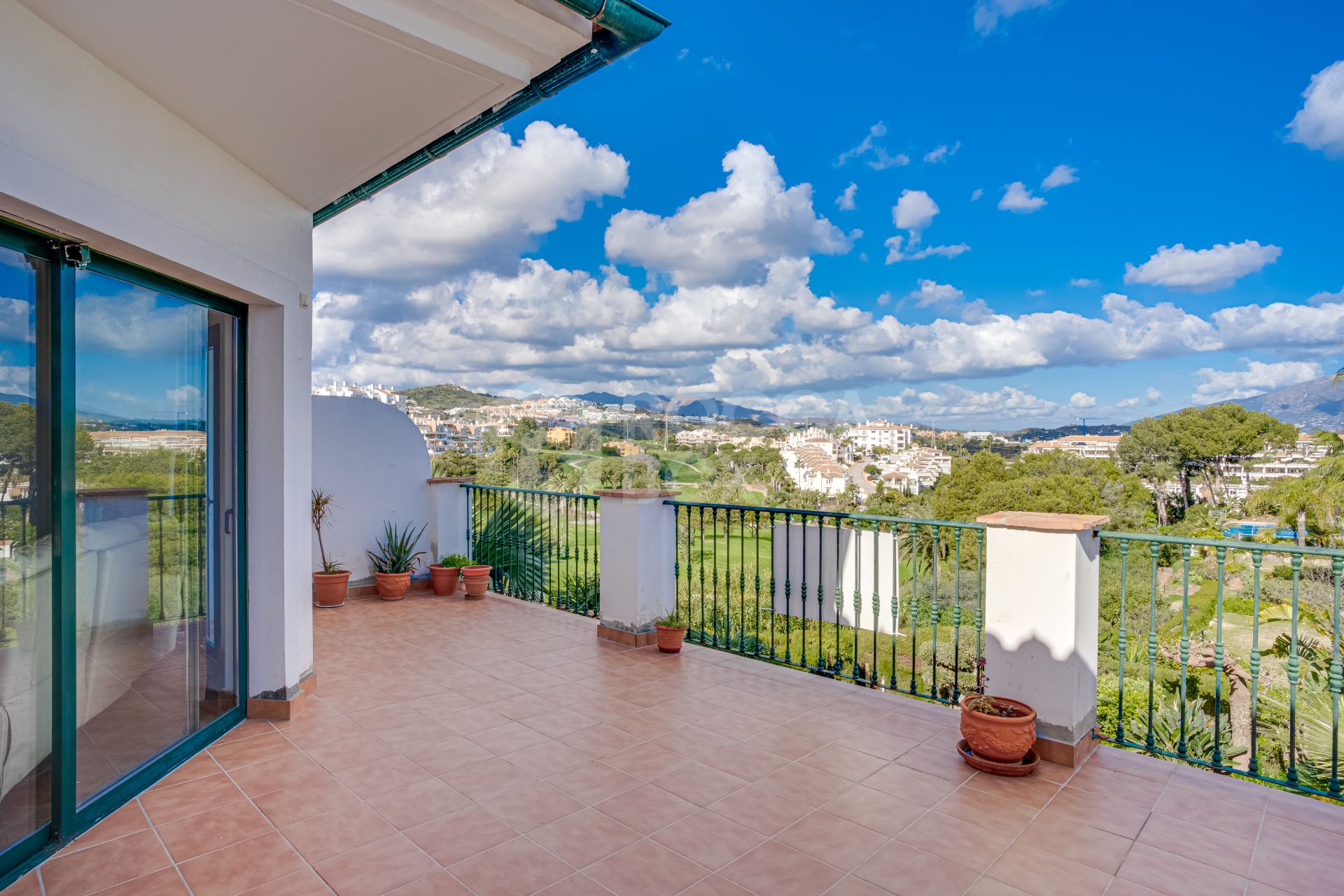 Lovely three-bedroom townhouse in a gated community of Riviera Del Sol