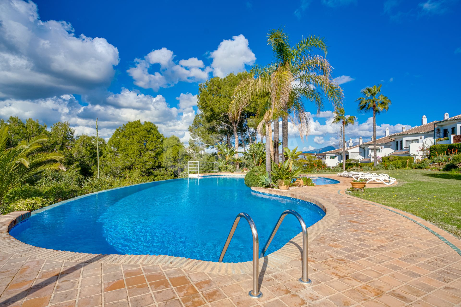 Lovely three-bedroom townhouse in a gated community of Riviera Del Sol