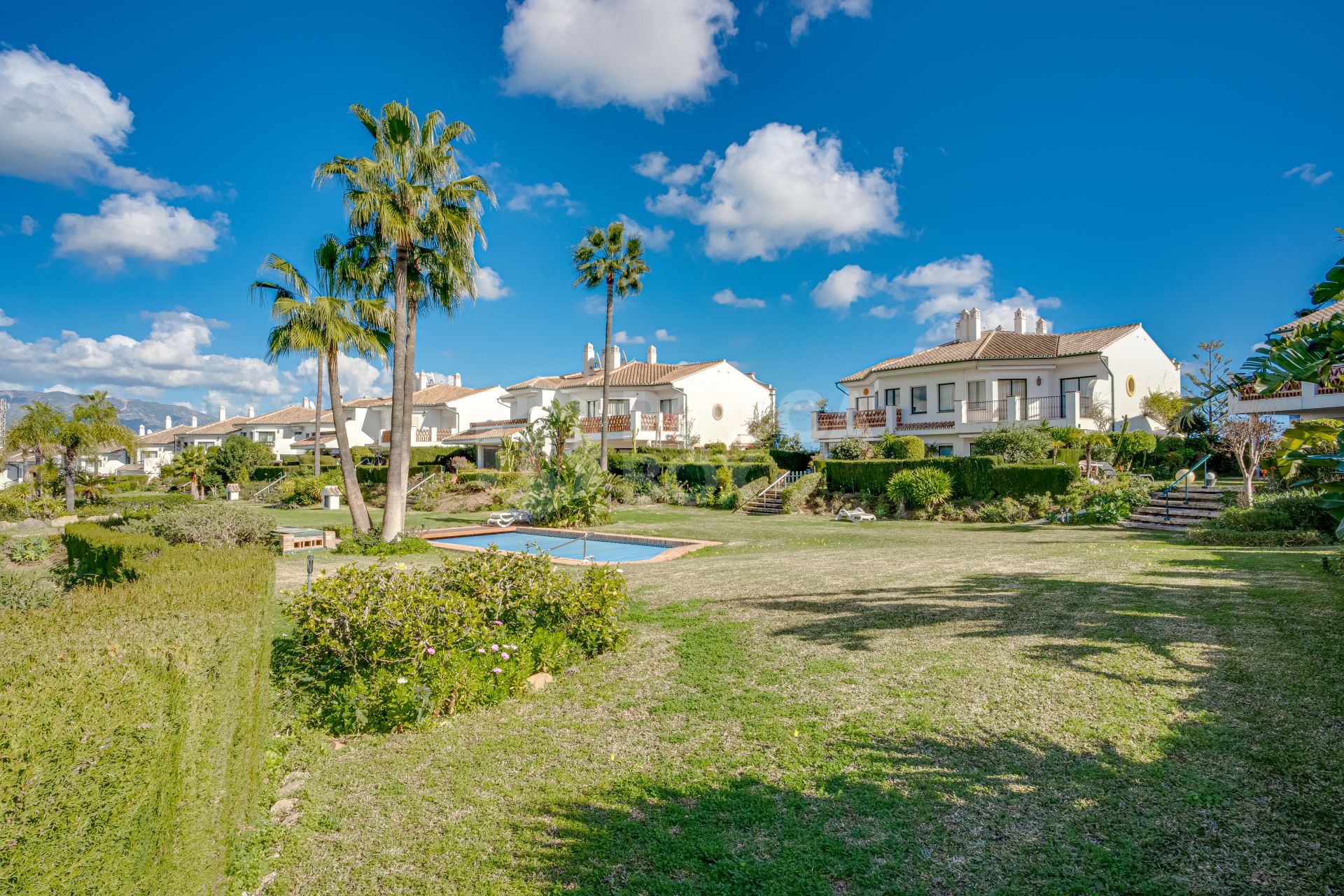 Lovely three-bedroom townhouse in a gated community of Riviera Del Sol