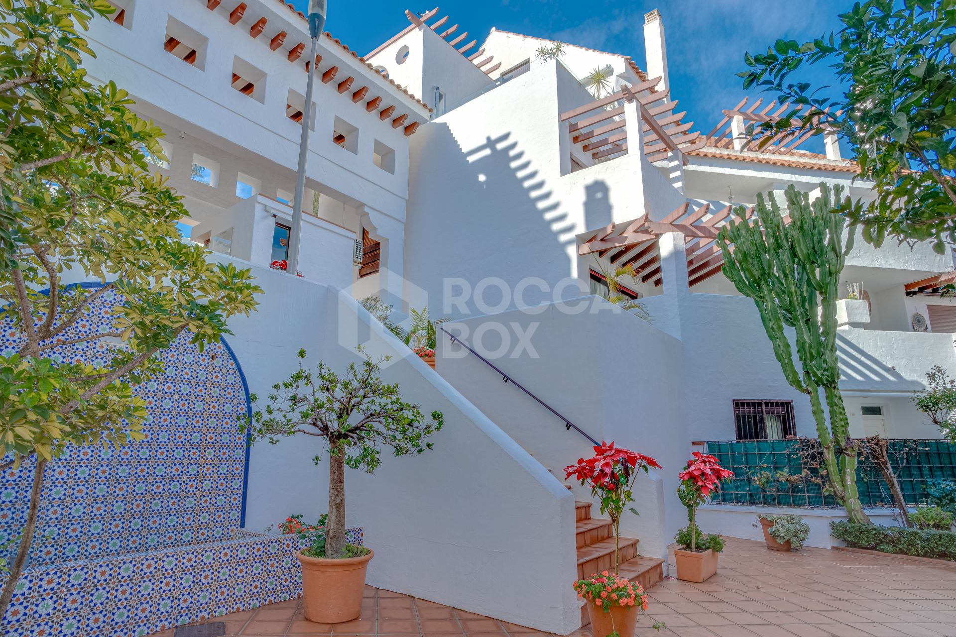 Beautifully renovated three-bedroom ground floor duplex apartment in Nueva Andalucia