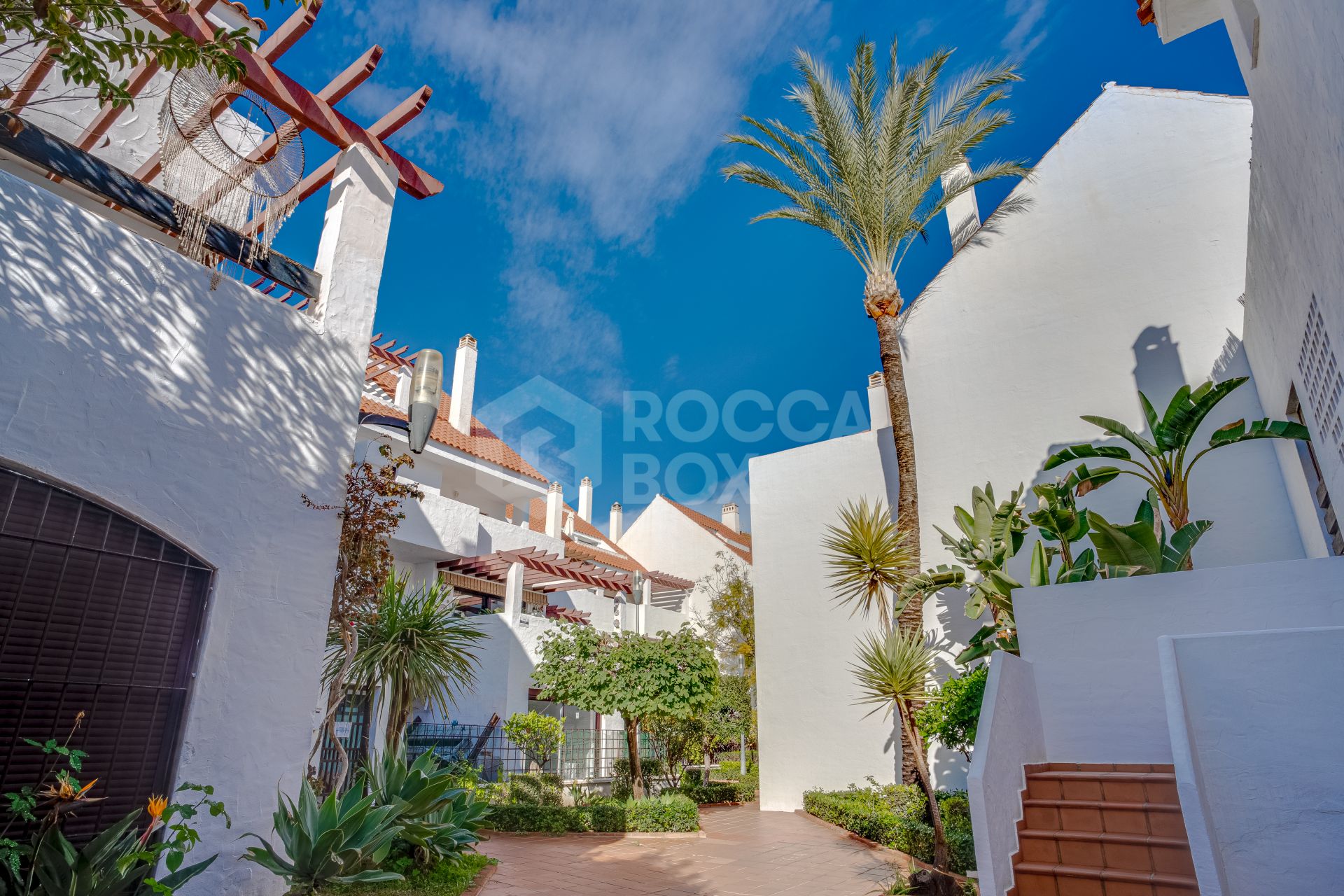 Beautifully renovated three-bedroom ground floor duplex apartment in Nueva Andalucia