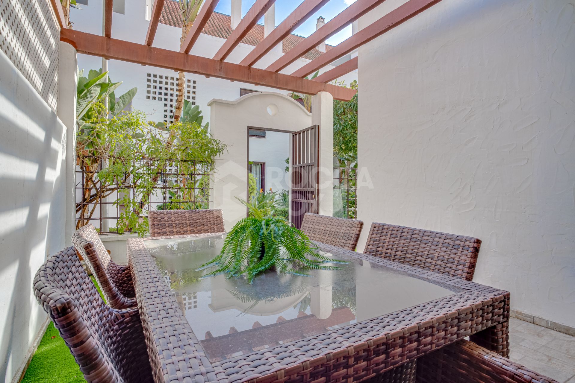 Beautifully renovated three-bedroom ground floor duplex apartment in Nueva Andalucia