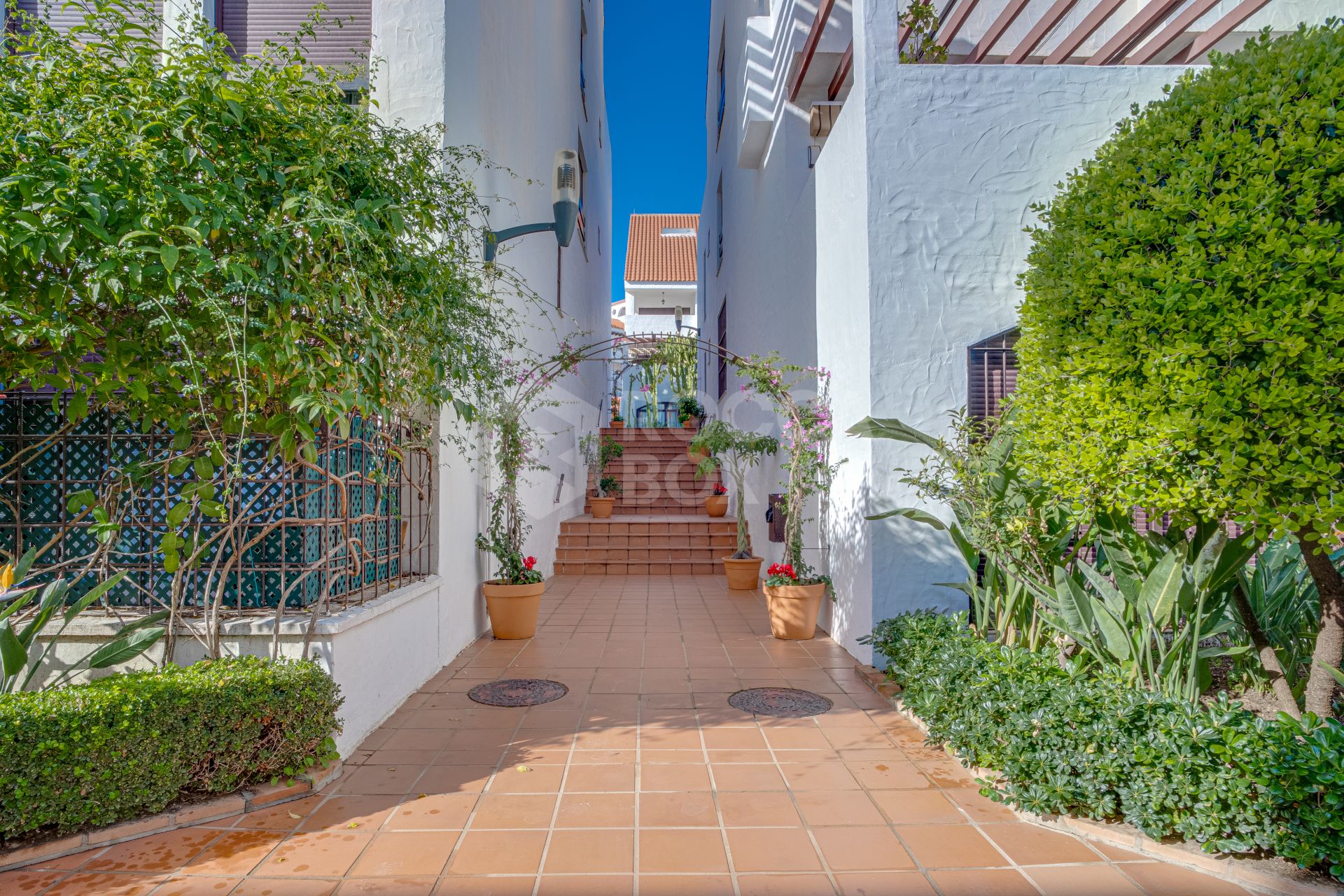 Beautifully renovated three-bedroom ground floor duplex apartment in Nueva Andalucia