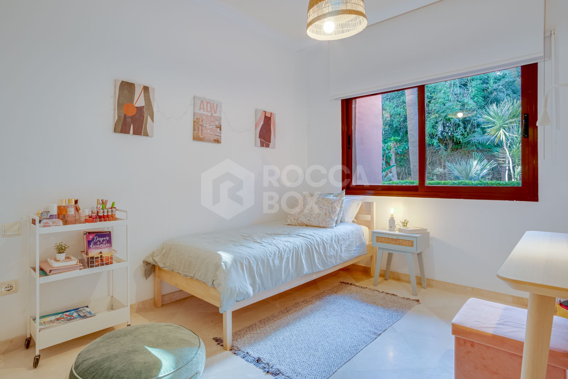 Beautiful four-bedroom ground floor apartment located in Jardines de Don Carlos in Elviria.