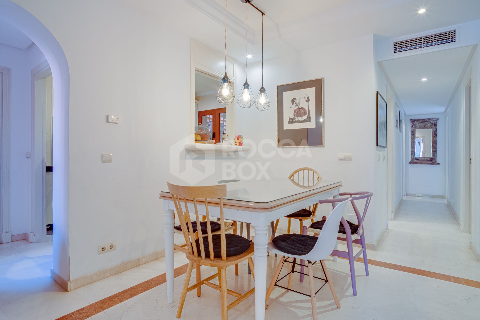 Beautiful four-bedroom ground floor apartment located in Jardines de Don Carlos in Elviria.