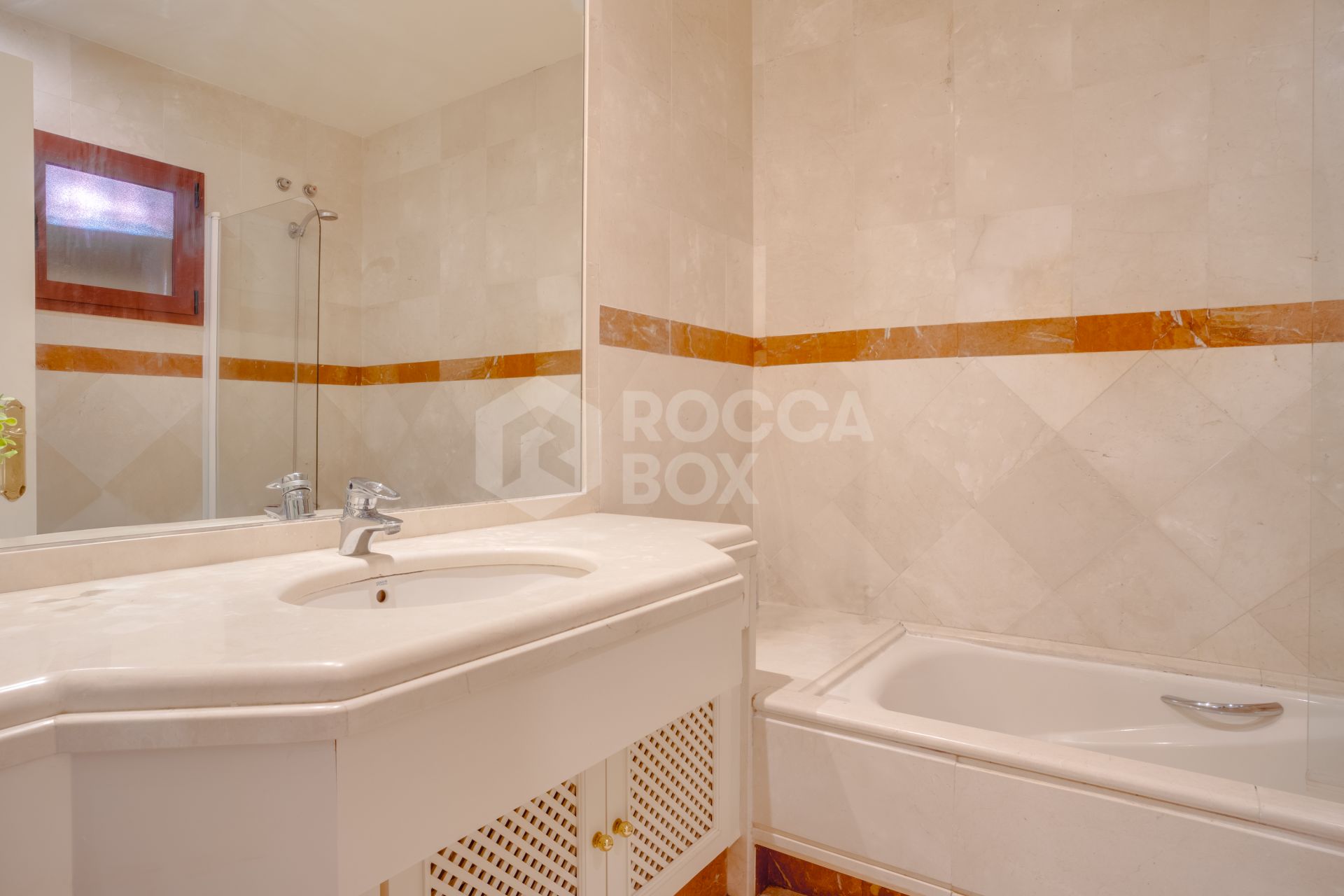 Beautiful four-bedroom ground floor apartment located in Jardines de Don Carlos in Elviria.