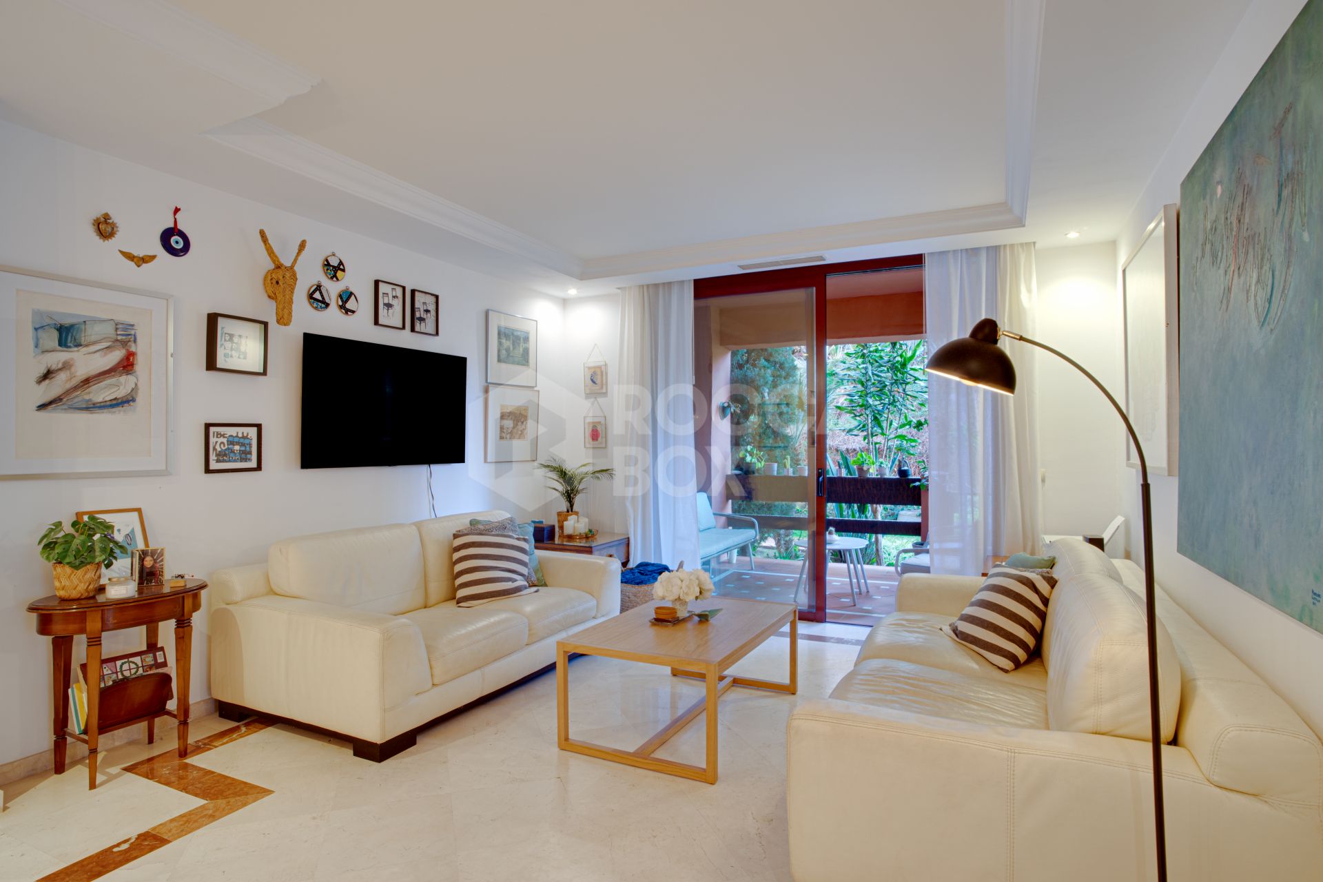 Beautiful four-bedroom ground floor apartment located in Jardines de Don Carlos in Elviria.