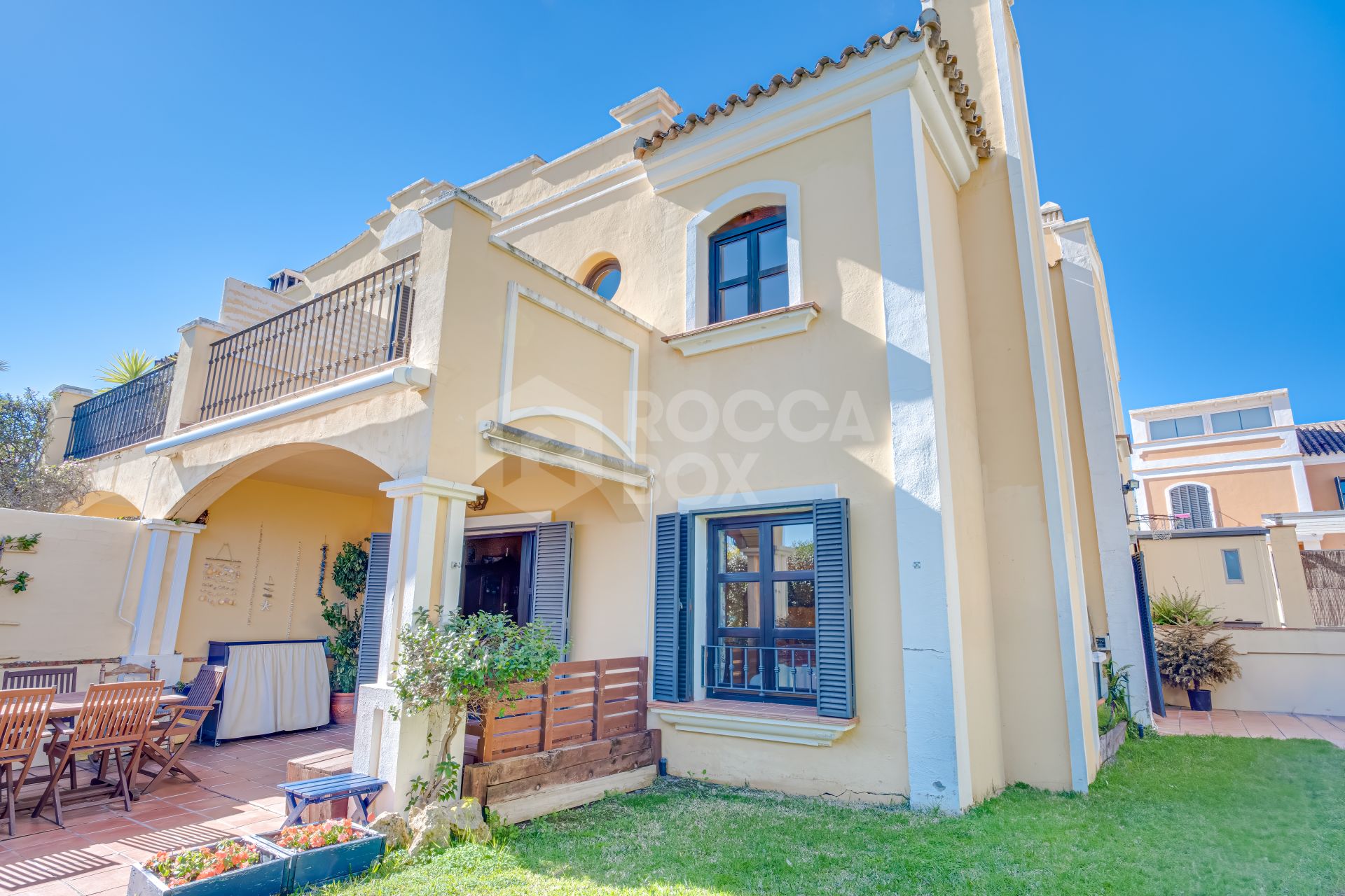 Fantastic four-bedroom townhouse in a gated community of Guadalmina Alta