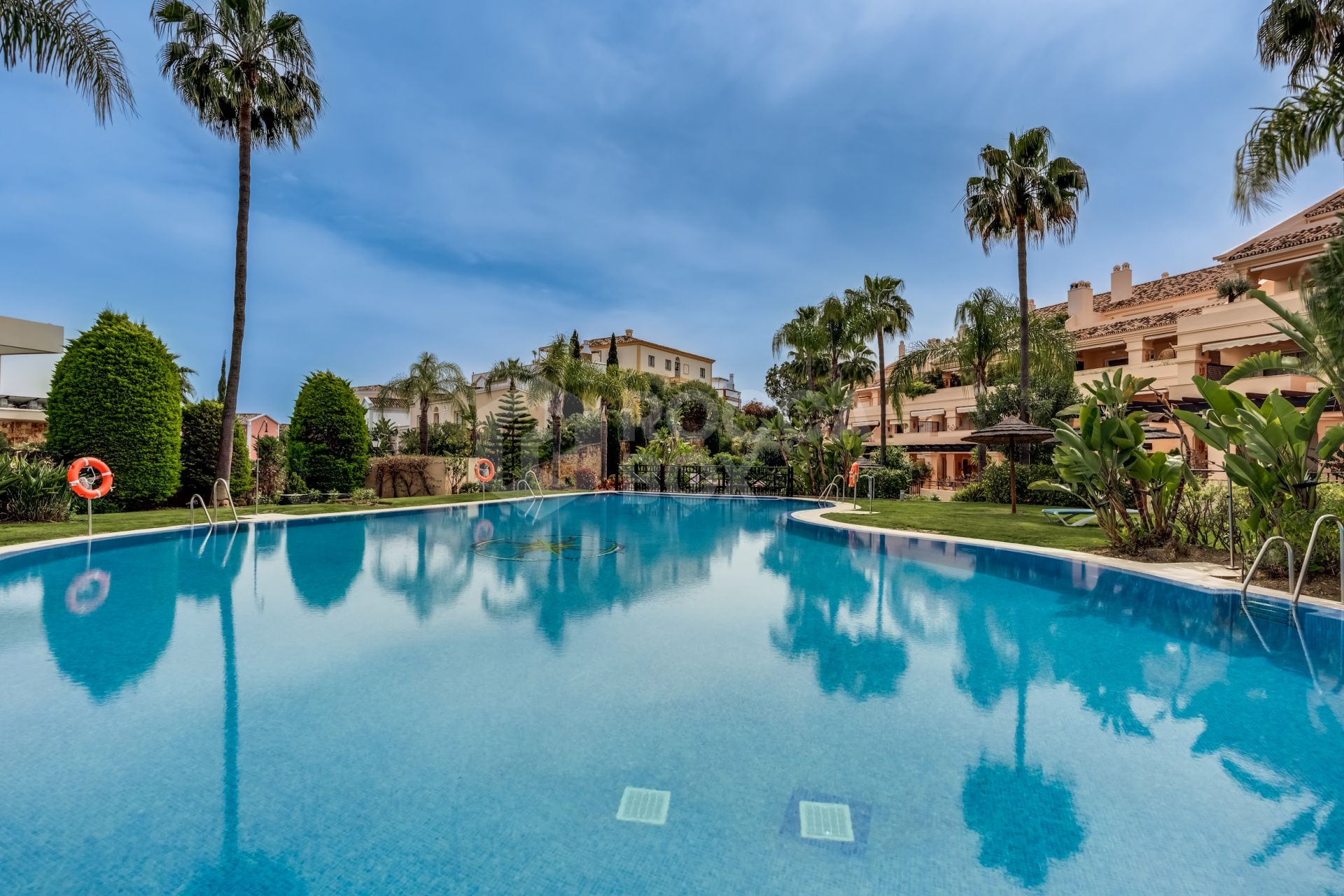 Elegant south-facing two-bedroom elevated ground floor apartment located in the exclusive gated community of Albatross Hill in Nueva Andalucía.