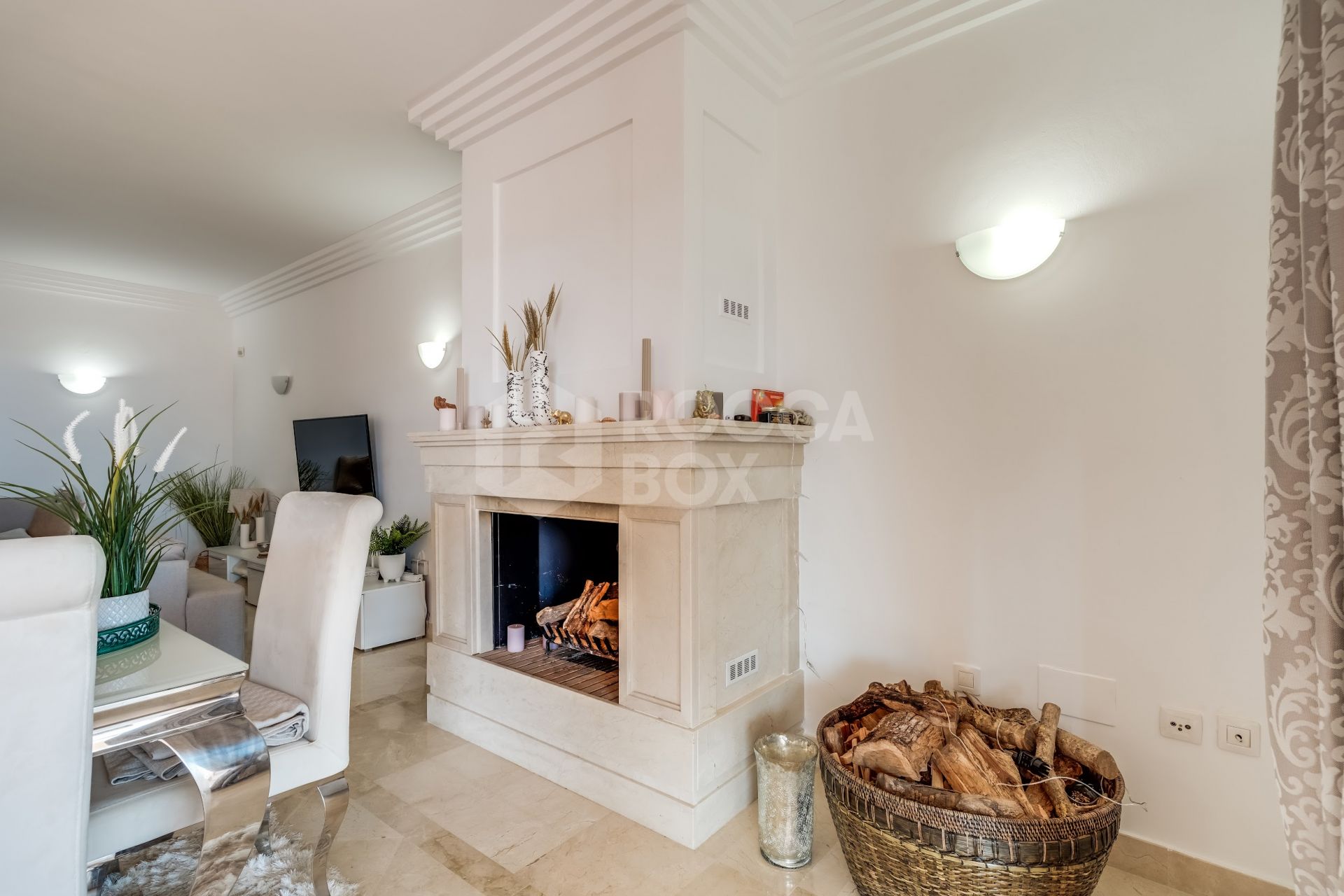 Elegant south-facing two-bedroom elevated ground floor apartment located in the exclusive gated community of Albatross Hill in Nueva Andalucía.