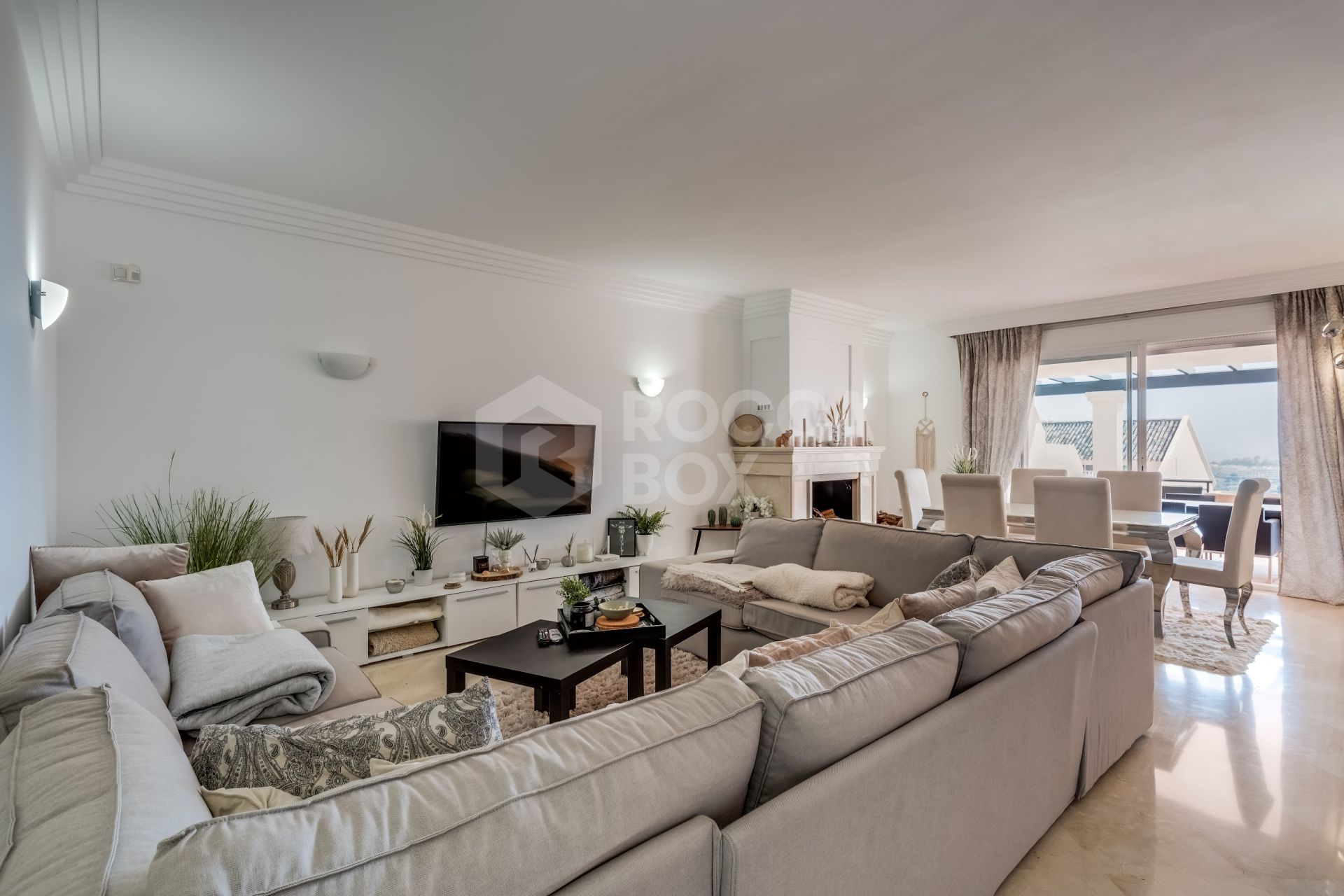 Elegant south-facing two-bedroom elevated ground floor apartment located in the exclusive gated community of Albatross Hill in Nueva Andalucía.