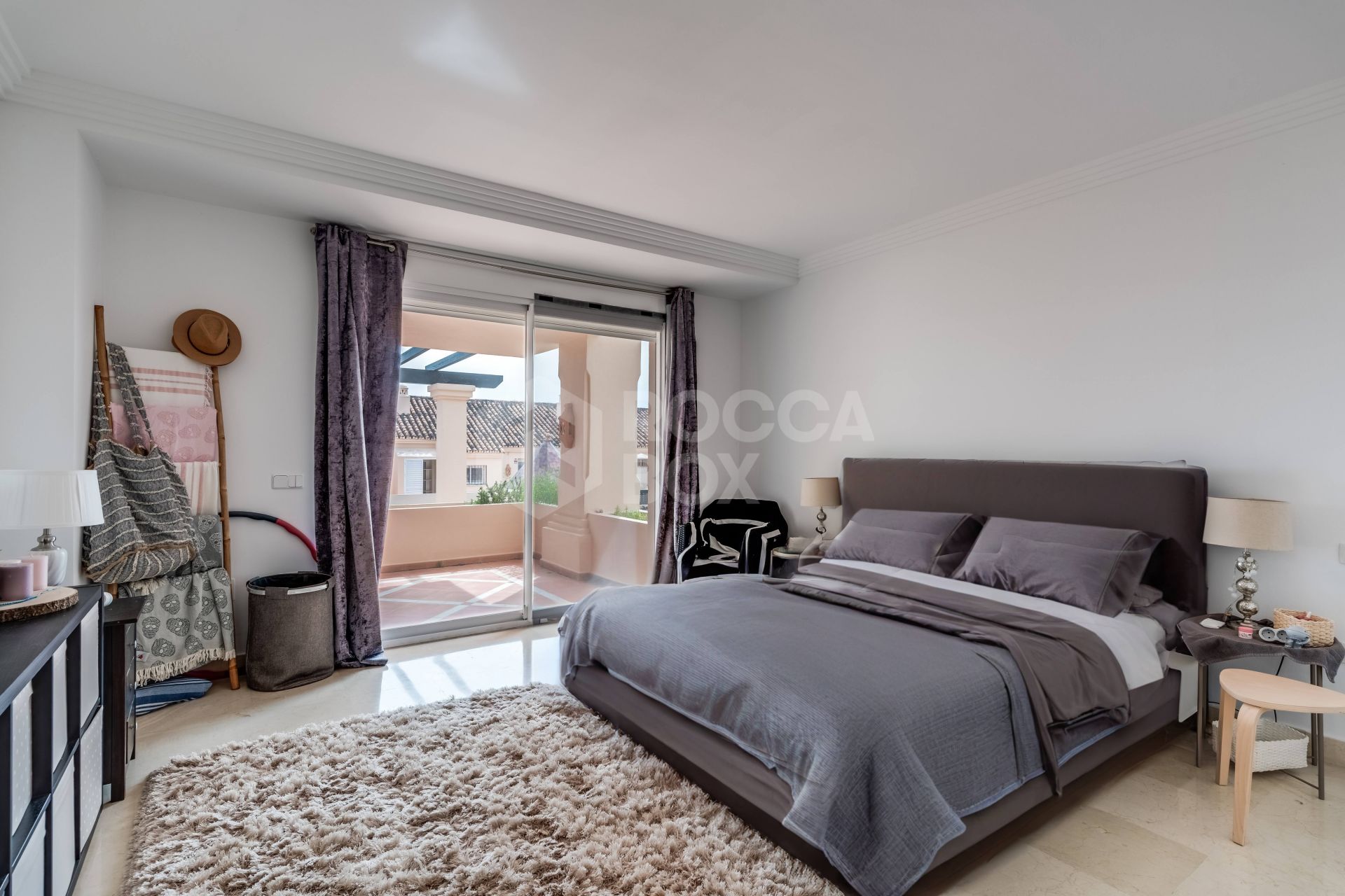 Elegant south-facing two-bedroom elevated ground floor apartment located in the exclusive gated community of Albatross Hill in Nueva Andalucía.