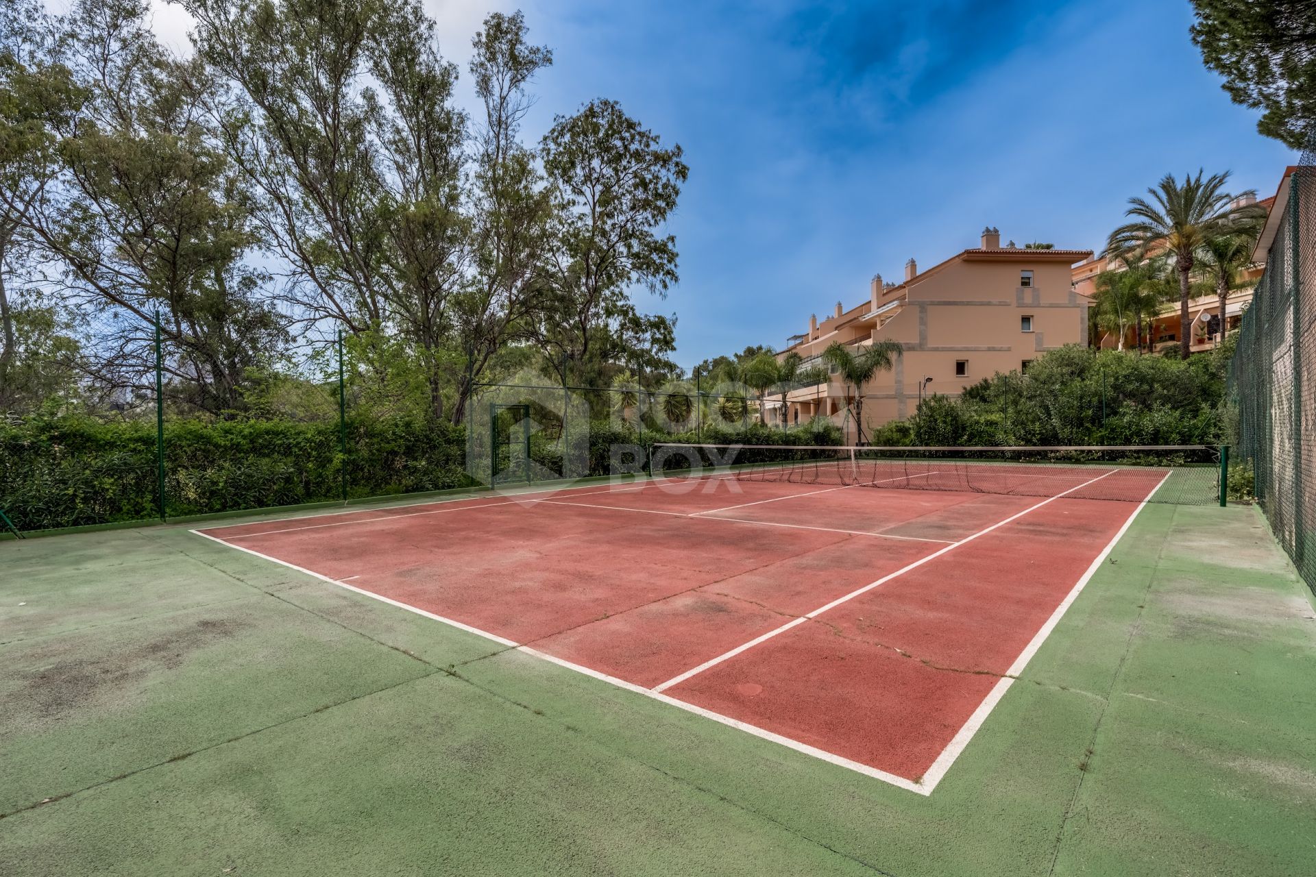 Elegant south-facing two-bedroom elevated ground floor apartment located in the exclusive gated community of Albatross Hill in Nueva Andalucía.