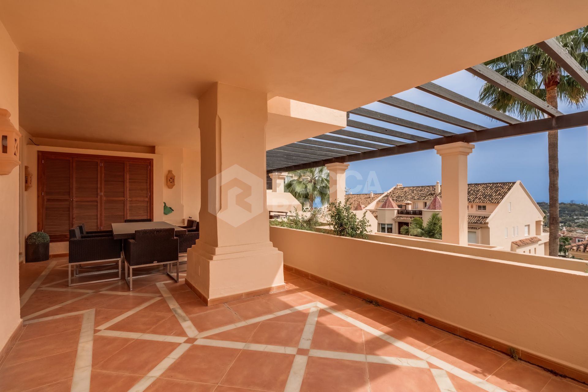 Elegant south-facing two-bedroom elevated ground floor apartment located in the exclusive gated community of Albatross Hill in Nueva Andalucía.