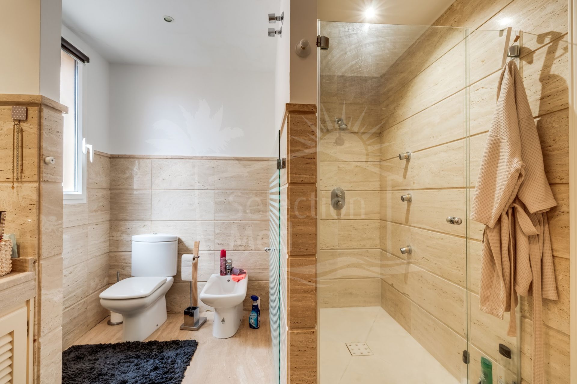 Elegant south-facing two-bedroom elevated ground floor apartment located in the exclusive gated community of Albatross Hill in Nueva Andalucía.