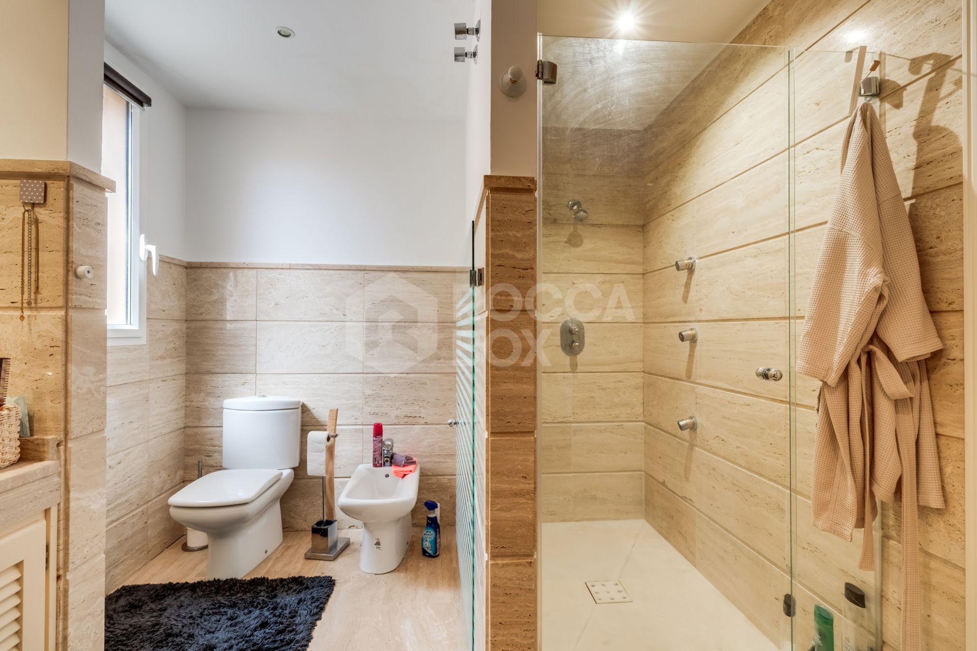 Elegant south-facing two-bedroom elevated ground floor apartment located in the exclusive gated community of Albatross Hill in Nueva Andalucía.