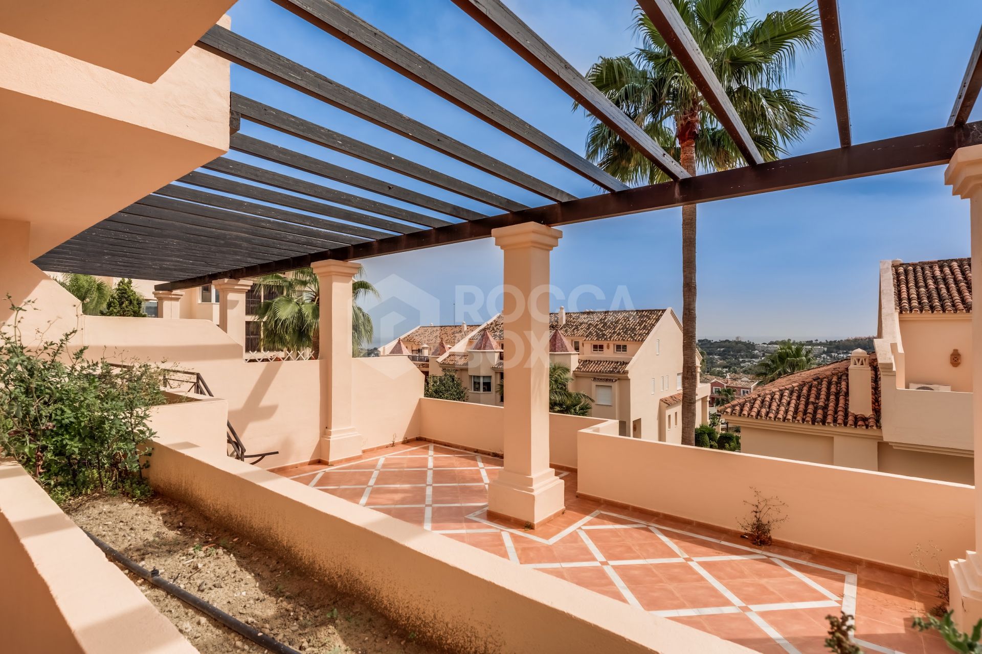 Elegant south-facing two-bedroom elevated ground floor apartment located in the exclusive gated community of Albatross Hill in Nueva Andalucía.