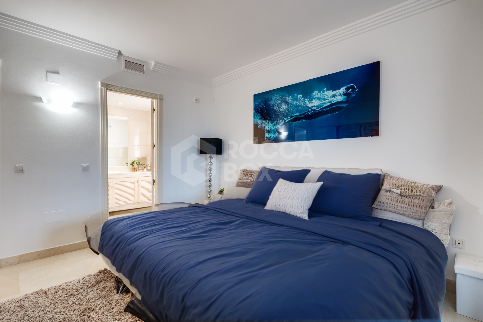 Elegant south-facing two-bedroom elevated ground floor apartment located in the exclusive gated community of Albatross Hill in Nueva Andalucía.