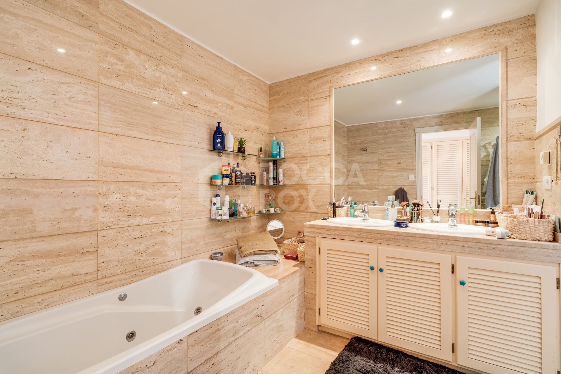 Elegant south-facing two-bedroom elevated ground floor apartment located in the exclusive gated community of Albatross Hill in Nueva Andalucía.