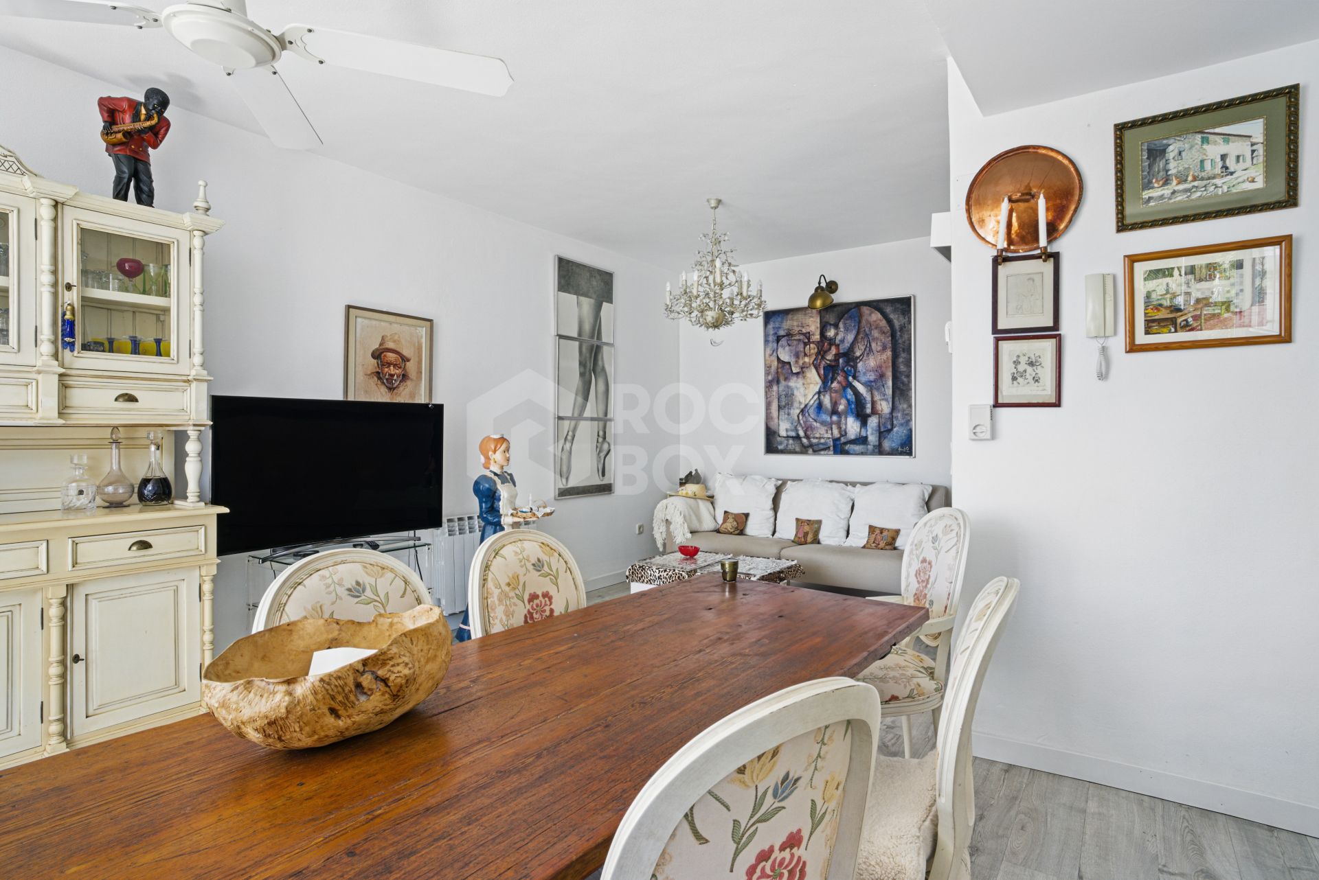Traditional two bedroom, duplex penthouse in the well-known and gated community Marbella Real with sea views