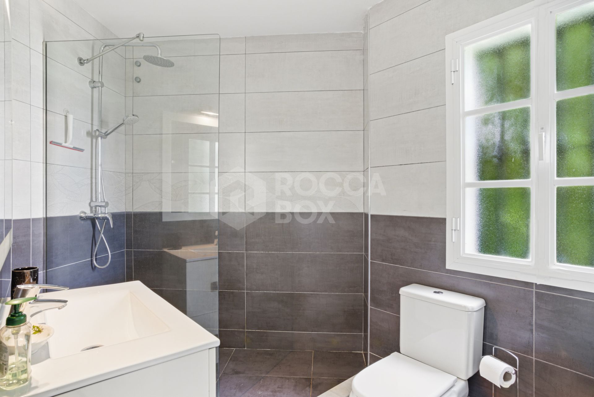 Wonderful three bedroom townhouse with sea views, located in Bel Air, Estepona